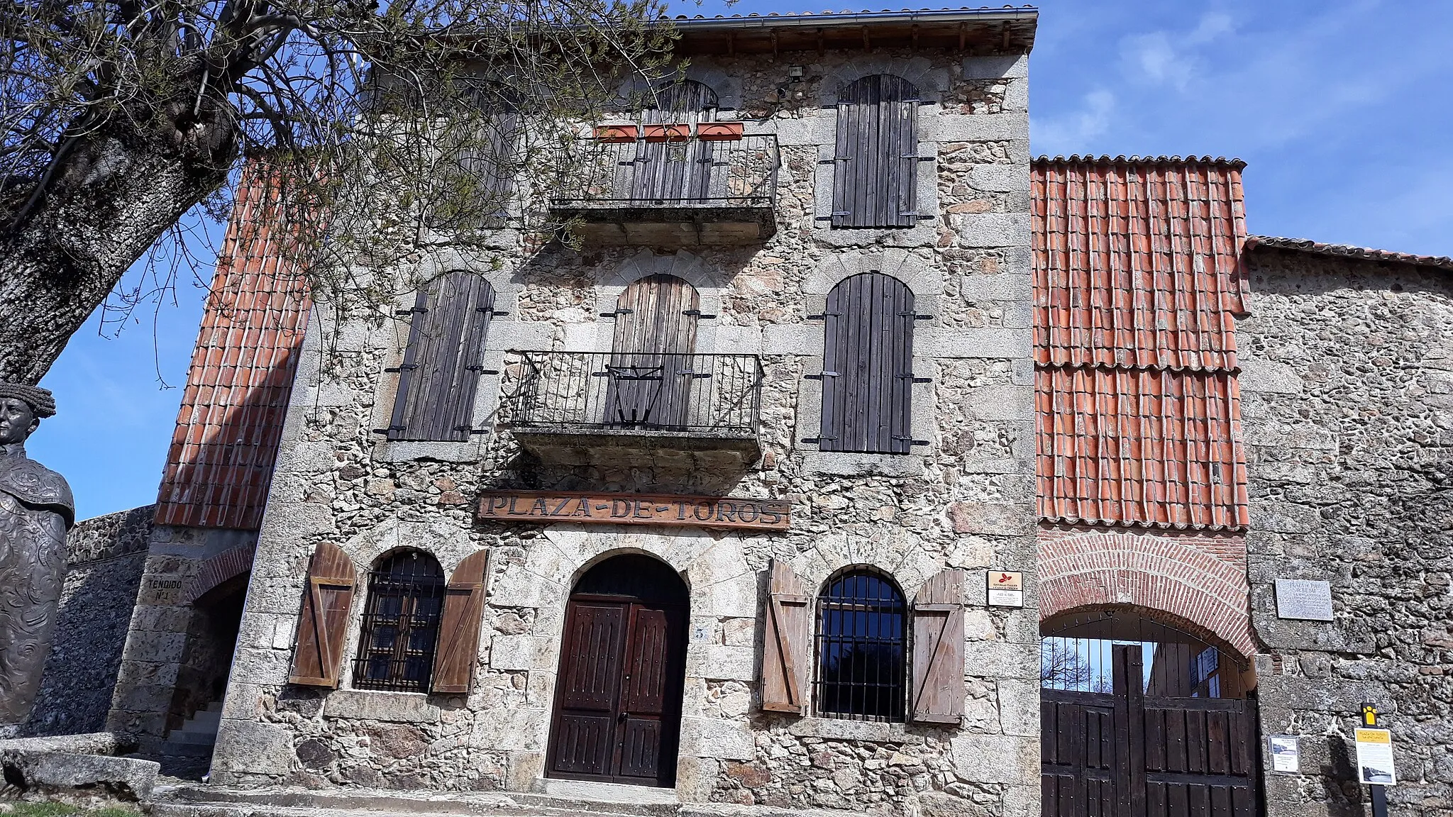 Photo showing: Vista general de la fachada principal de la Plaza de Toros de Béjar