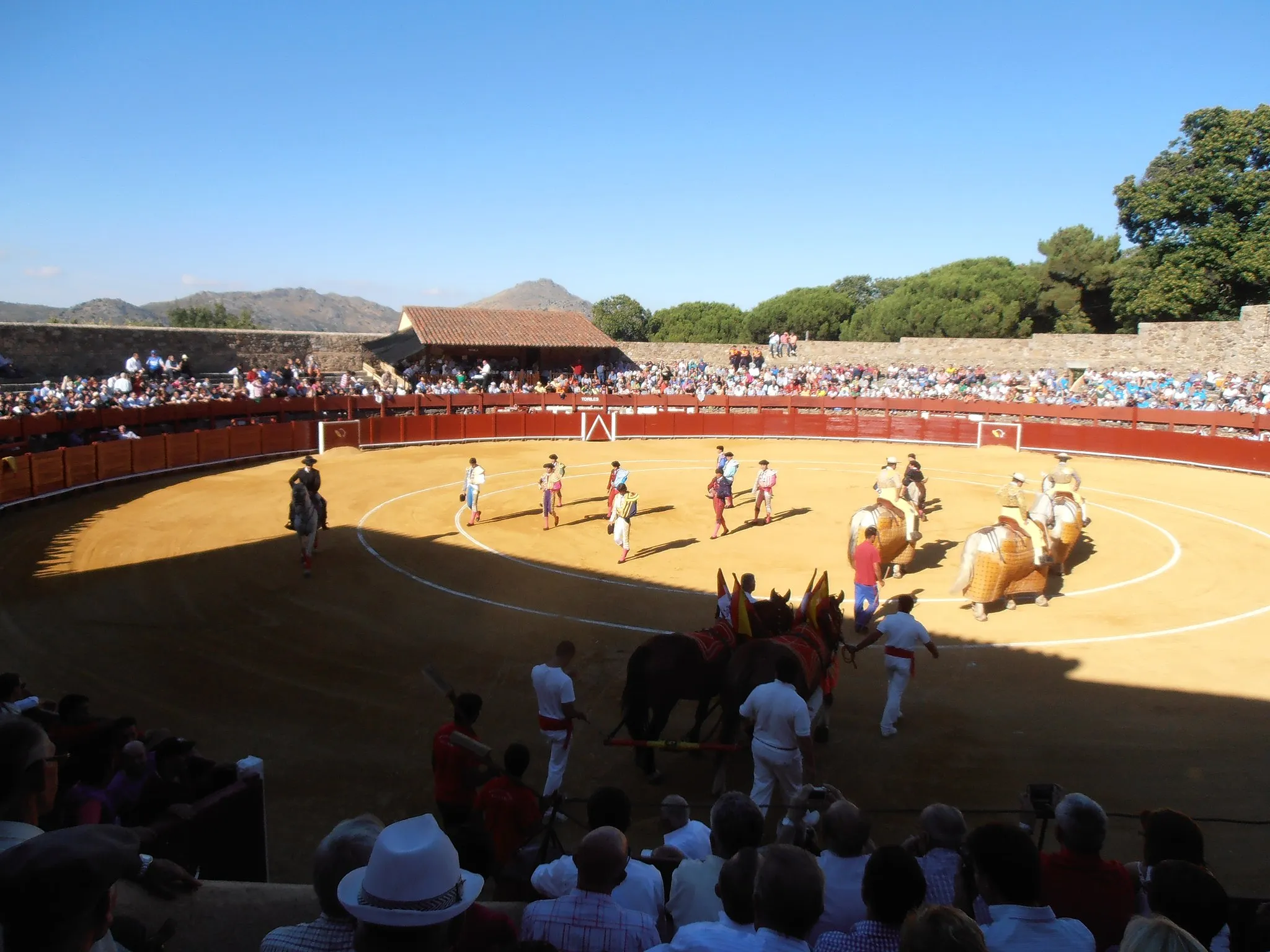 Photo showing: Paseillo de cuadrillas en la plaza en la plaza de toros de Béjar