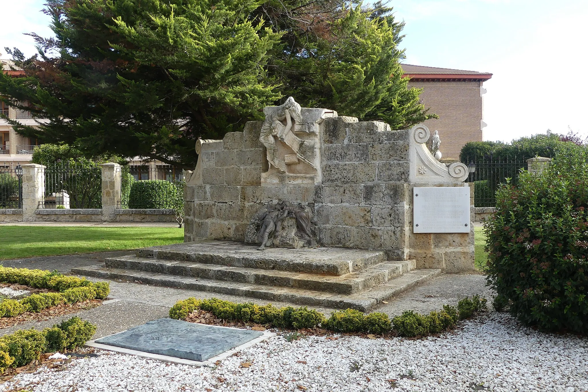 Photo showing: Monument erected in 1908 in honour of the Victims of the Batalla del [Monte] Moclín (Batalla de Medina de Rioseco) fought on 14 July 1808.  This battle is the first engagement of importance of the 1808 – 1814 War of the Spanish Independence from the napoleonic régime (Peninsular War), followed by a systematic plundering of the city and the slaughtering of its population by the French army. According to a Spanish report, "les maisons, les ateliers, les temples mêmes sont saccagés, détruits ou profanés.  Garçons, femmes, enfants, vieillards, sans distinction d'âge ou de sexe sont massacrés ; les religieuses violées.  Les églises sont le théâtre de scènes d'orgie."
(Roux, G., Napoléon et le guêpier espagnol, 1970, 80)

TRANSLATION – According to a Spanish report, "houses, workshops, even temples are ransacked, destroyed or desecrated. Boys, women, children, old people, regardless of age or sex are massacred; nuns raped. Churches are the scene of orgy scenes."