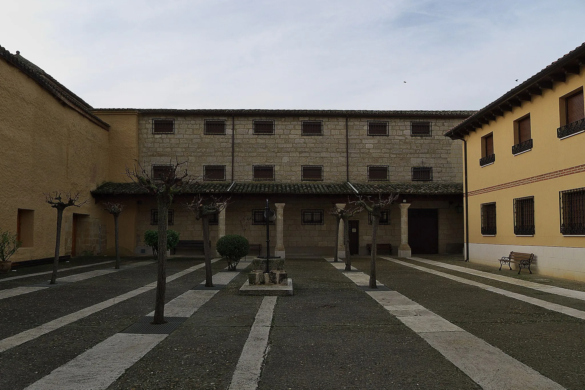 Photo showing: Patio de entrada a las dependencias monacales.