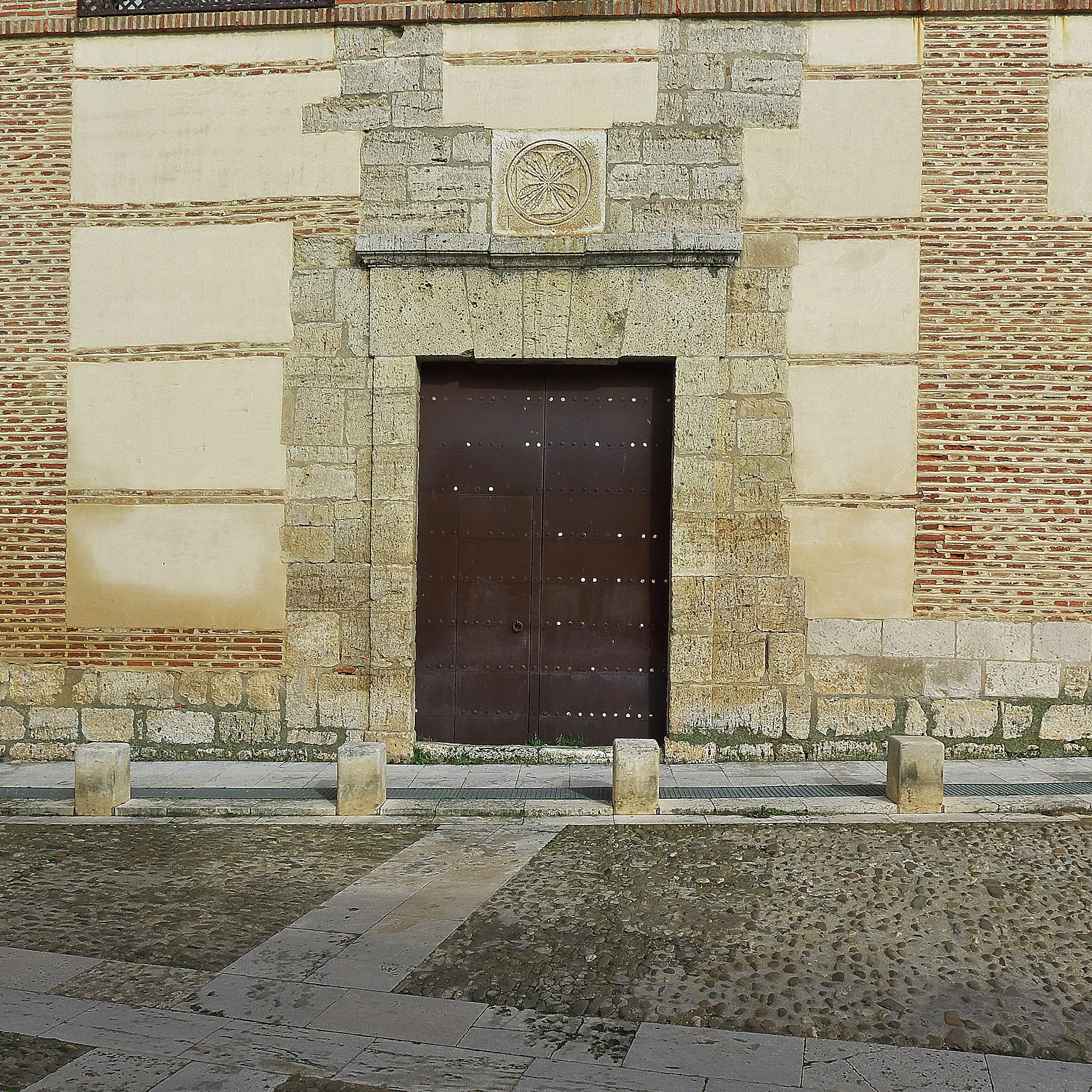 Photo showing: Portada meridional de la iglesia, con orígenes en el siglo XIII. Perteneció a los caballeros templarios.