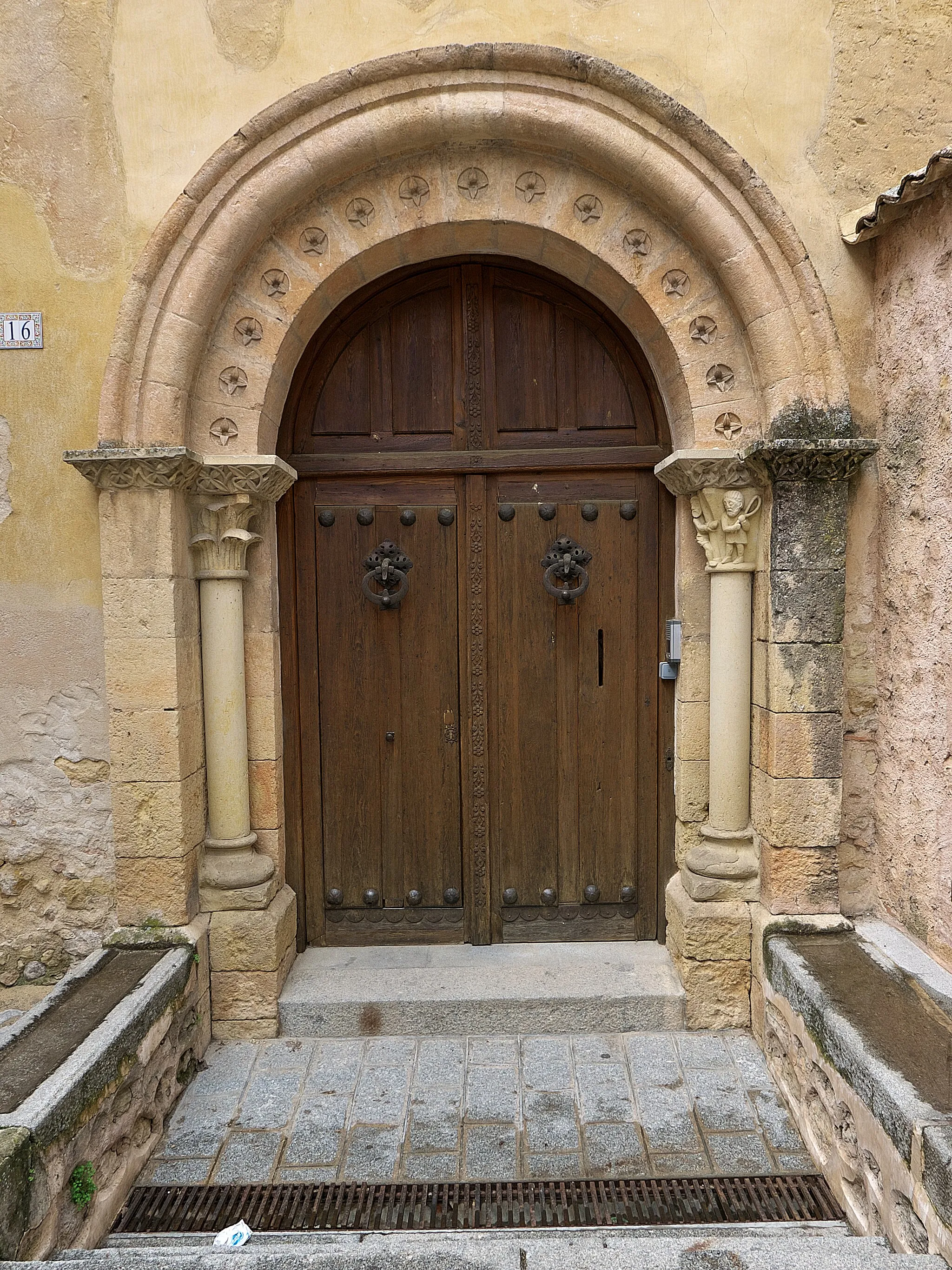 Photo showing: Puerta neorrománica en la Puerta de la Claustra.