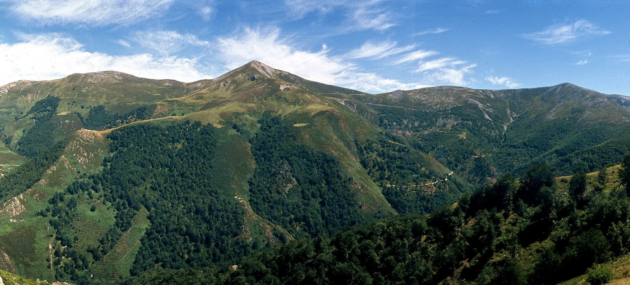 Photo showing: San Lorenzo and Peña Parda peaks from east. Villavelayo, . La Rioja, Spain