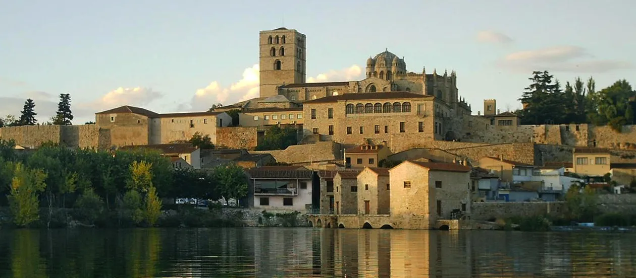 Photo showing: Catedral de Zamora, vista desde la otra margen del río Duero.