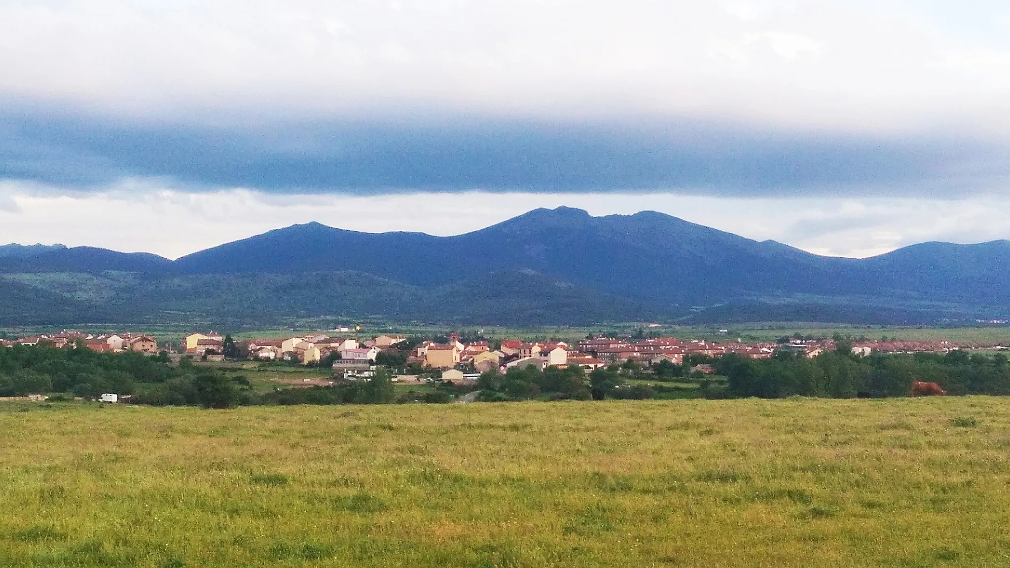 Photo showing: Tabanera del Monte (Palazuelos de Eresma) vista desde San Cristóbal de Segovia, la montaña segoviana "La Mujer Muerta de fondo".