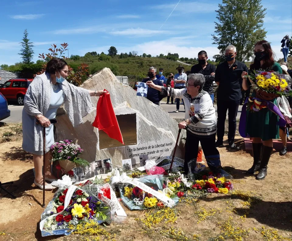 Photo showing: Inauguración del memorial que se encuentra a la entrada de Magaz de Abajo en Mayo de 2021. El Monolito tiene los nombres de algunas de las personas allí asesinadas durante la dictadura franquista. También se puede leer una frase del poeta Federico G. Lorca