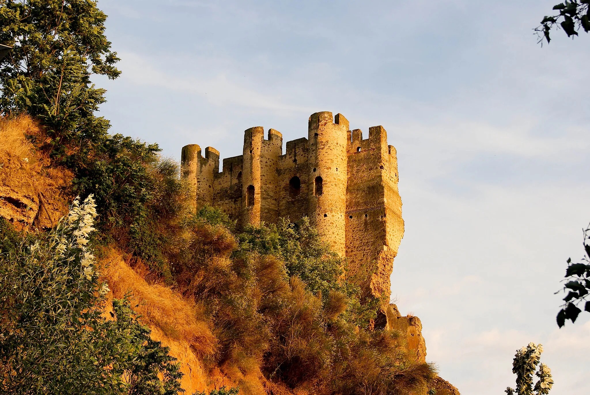 Photo showing: El Castillo de Valencia de Don Juan (mal llamado Castillo de Coyanza) se encuentra en la localidad leonesa de Valencia de Don Juan, en España, antiguamente llamada Coyanza.