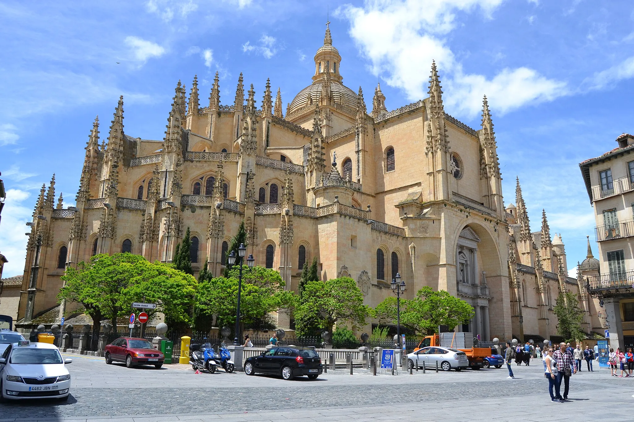 Photo showing: View of the Cathedral of Segovia (Spain) from la Plaza Mayor. Architects: Juan Gil de Hontañón (from 1525 until 1526), his son Rodrigo Gil de Hontañón (until 1577) and Juan de Mugaguren.