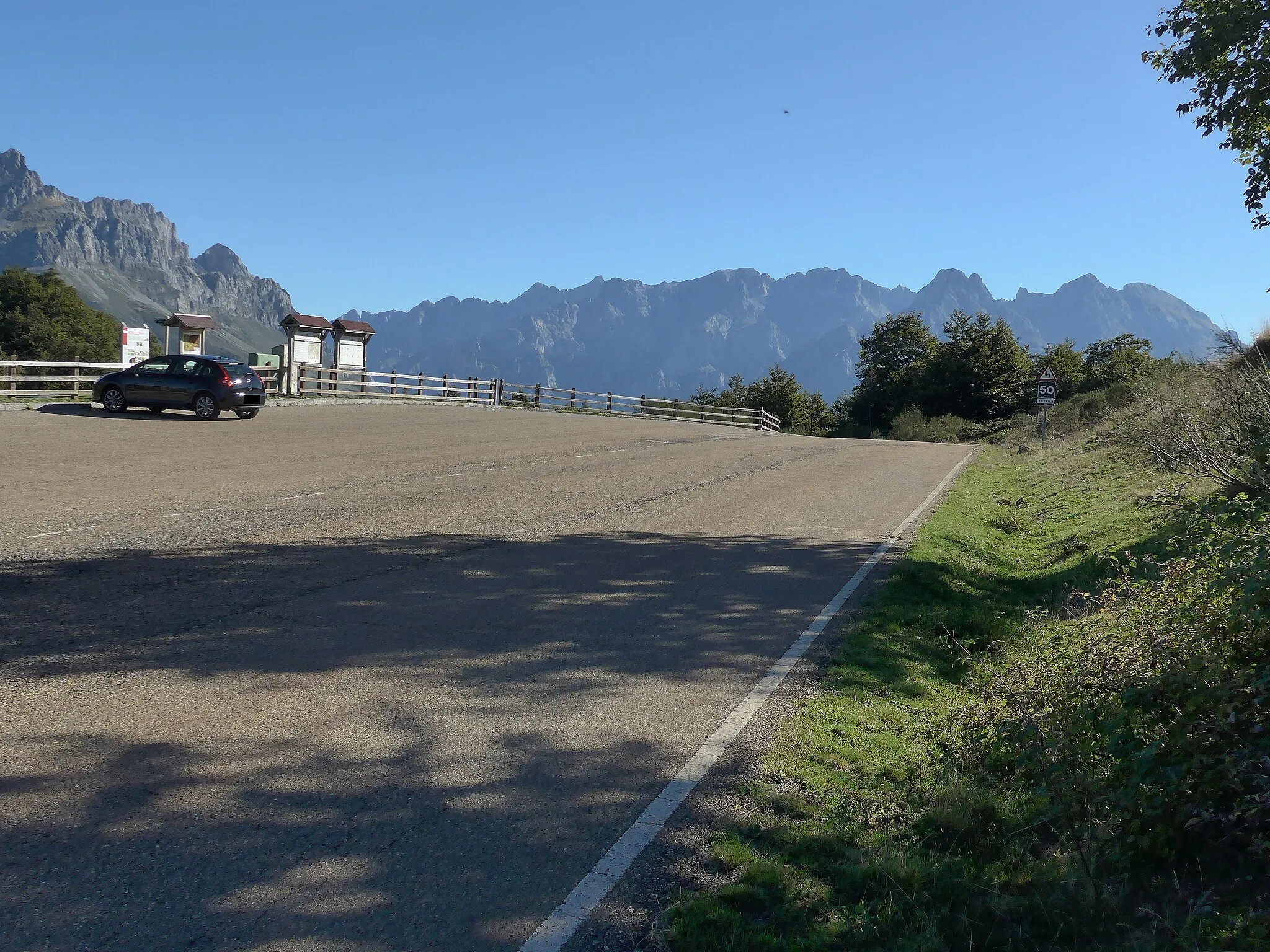 Photo showing: Carretera LE-2711 a su paso por el puerto de Panderrueda