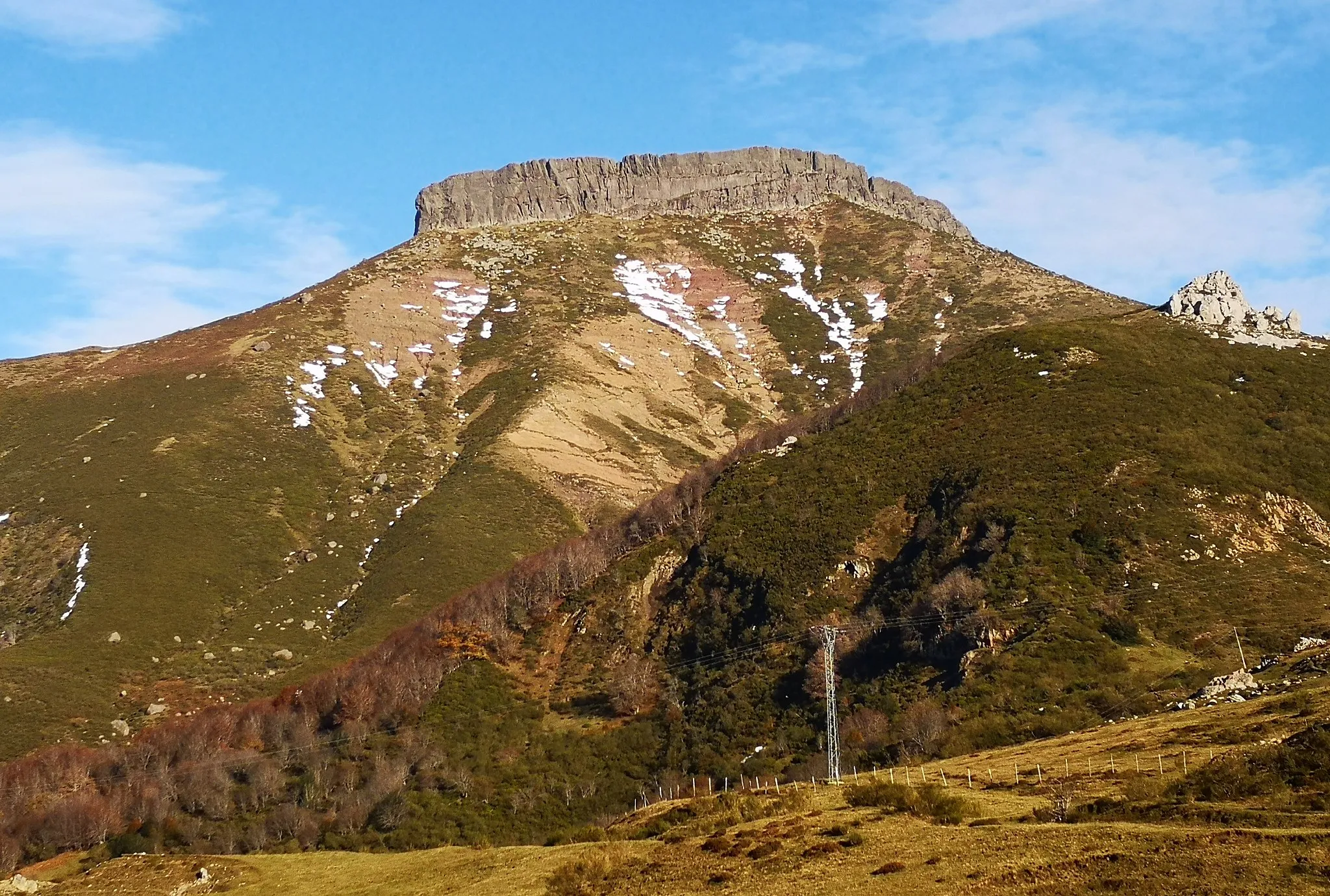 Photo showing: Vista de Peña Labra, en la Montaña Palentina (España)