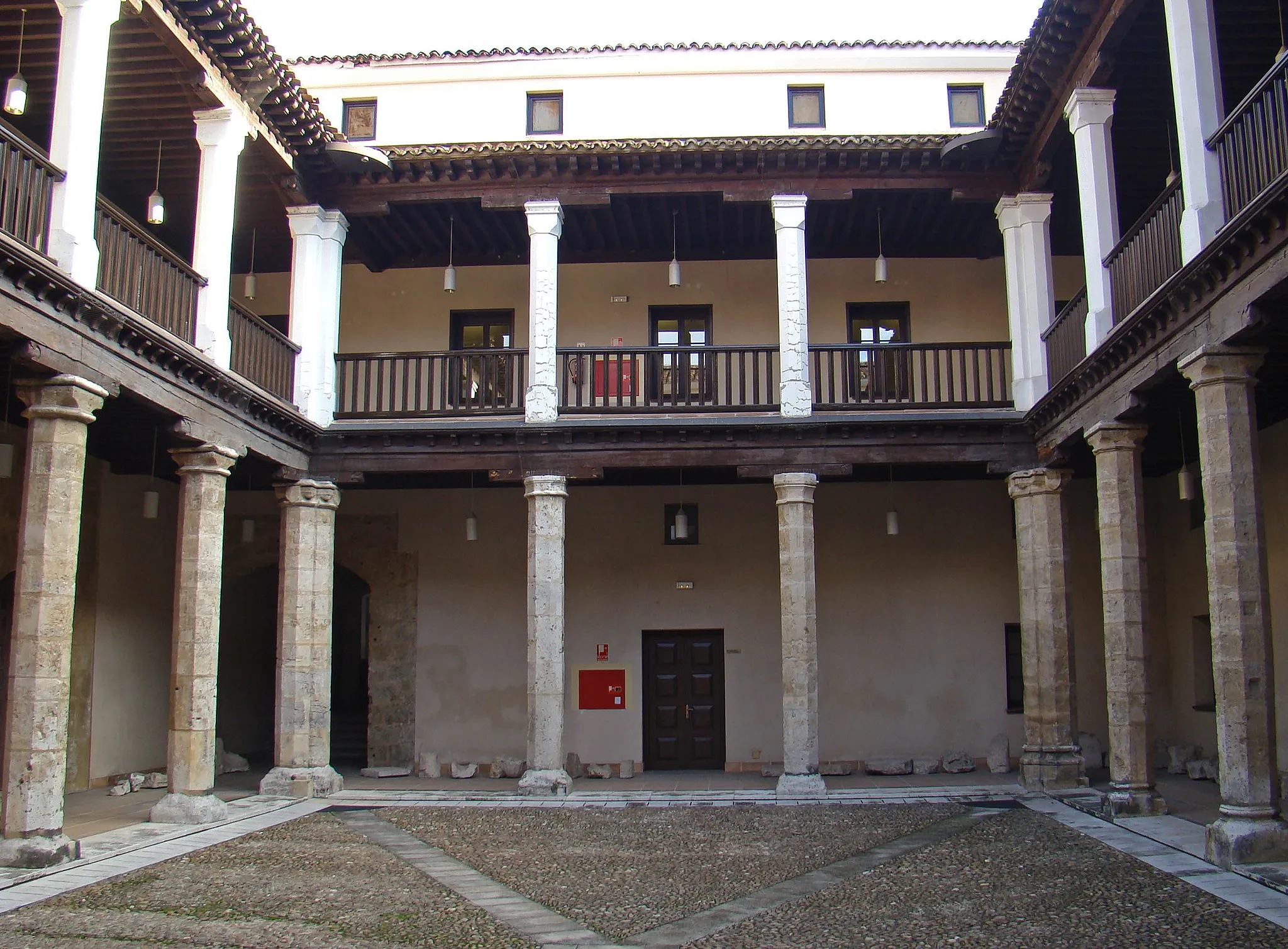 Photo showing: El palacio de los Vivero fue construido a mediados del siglo XV para don Alonso Pérez de Vivero, Contador Mayor de Juan II. En una de sus estancias, la llamada Sala Rica, firmaron compromiso de matrimonio el 14 de octubre de 1469 los Reyes Católicos, uniéndose así las Coronas de Castilla y Aragón. En el siglo XXI alberga el Archivo Histórico Provincial de Valladolid. En la foto se ven tres lados del patio.