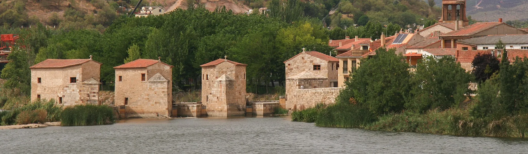 Photo showing: Perspectiva de las aceñas de Olivares desde el Puente de Piedra - Zamora