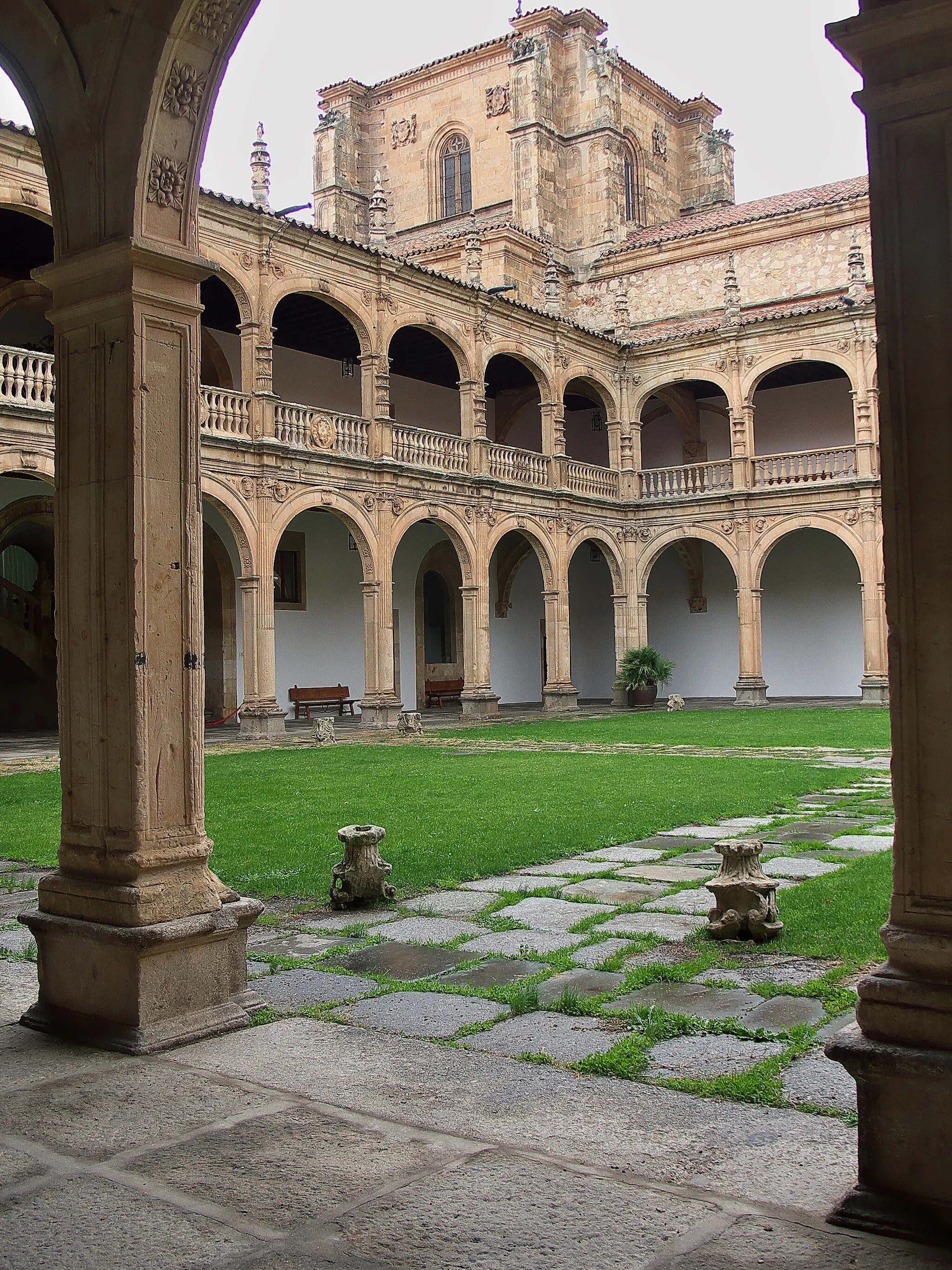 Photo showing: Aunque existen unas trazas de Diego de Siloé para Alonso de Fonseca y Ulloa (ca. 1519), los recursos arquitectónicos y artísticos en este patio, apuntan a la maestría de Juan de Álava.