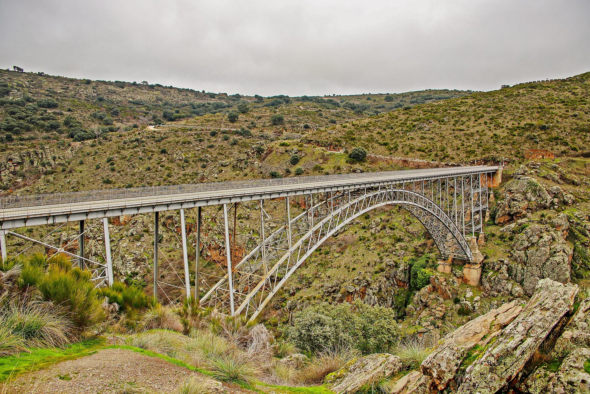 Photo showing: Puente de Requejo se sitúa en la ZA-321, entre las localidades de Villadepera y Pino del Oro.