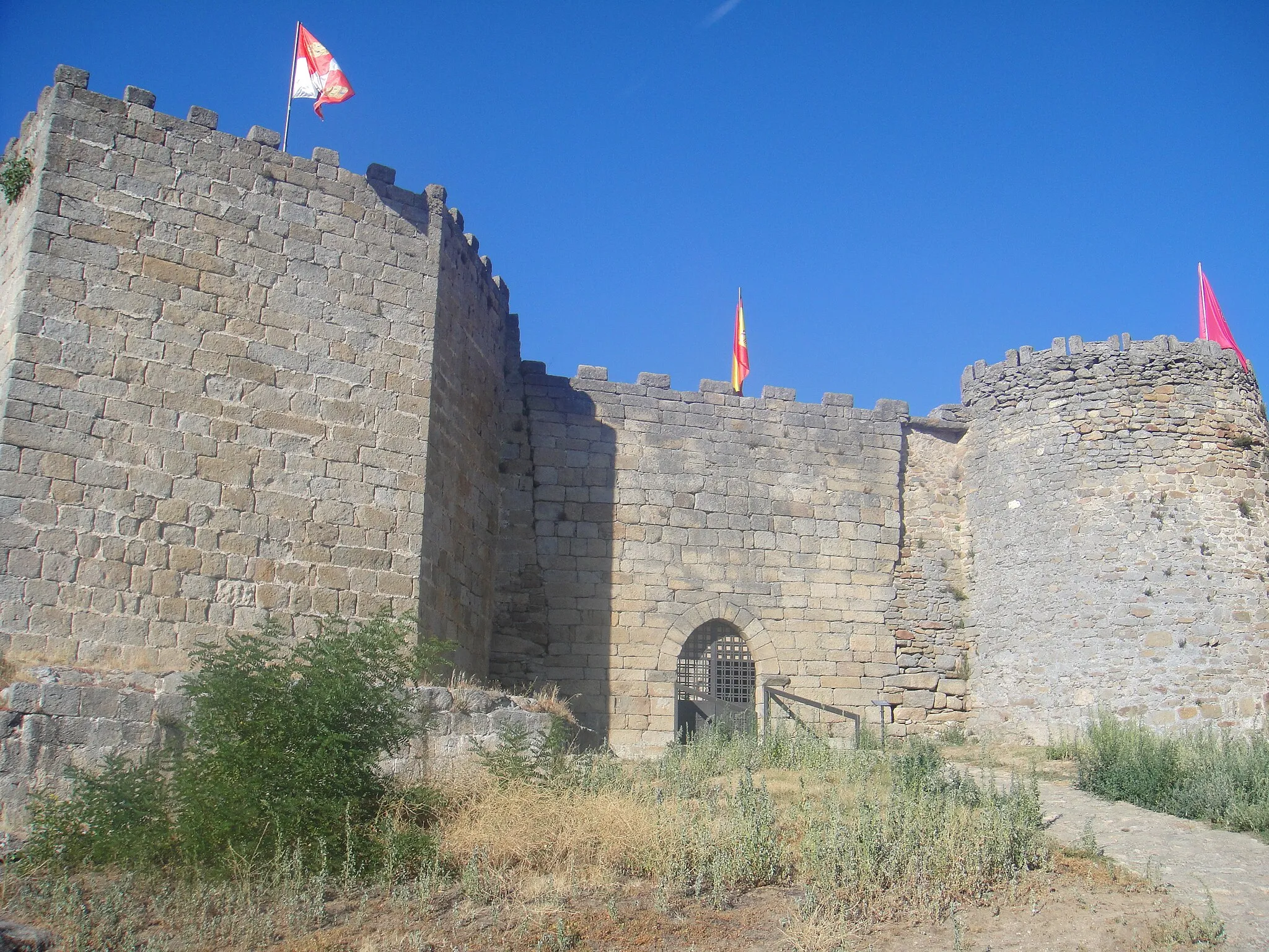 Photo showing: Entrada principal del castillo de Ledesma, construído en la Edad Media. Se encuentra en la provincia de Salamanca, (España).