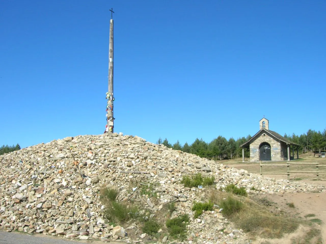 Photo showing: Uno de los monumentos más simples pero a la vez más emblemáticos del Camino de Santiago.
Las piedras que estan en la base, fueron depositadas por los peregrinos que pasaron por este símbolo de la ruta jacobea durante todos estos años atrás.
Vuela hasta esta localización
(Necesitas Google Earth)

Vista de Street View de Google Maps