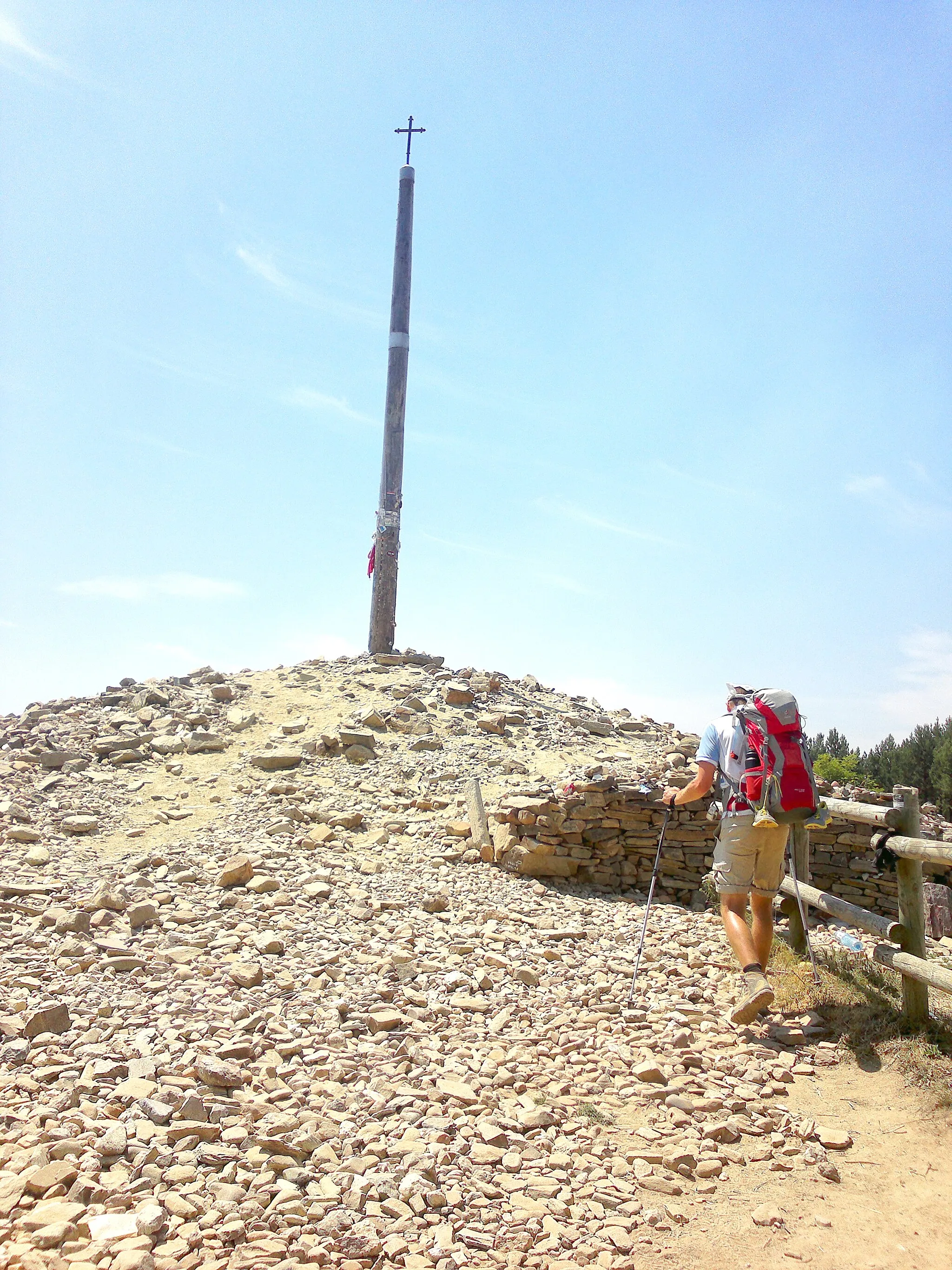 Photo showing: Cruz de Ferro - Cruz de Hierro, por el Camino, provincia de León, Castilla y León, Reino de España