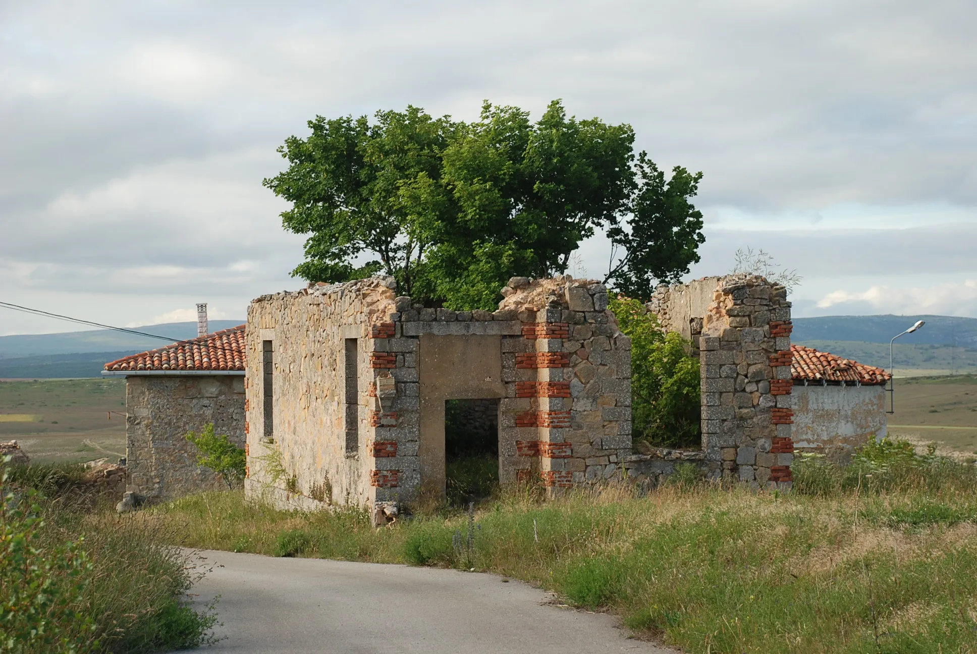 Photo showing: Villalta, Páramo de Masa (Province of Burgos, Castile and León, Spain). Remains of the old barrack of the Guardia Civil.