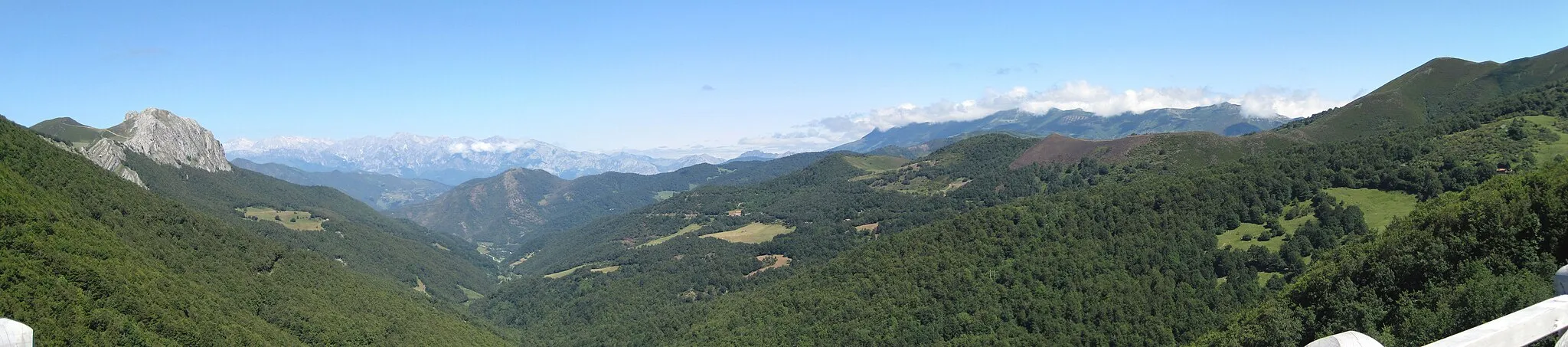 Photo showing: Vista panorámica de Liébana y Picos de Europa desde el puerto de Piedrasluengas (Palencia, España).