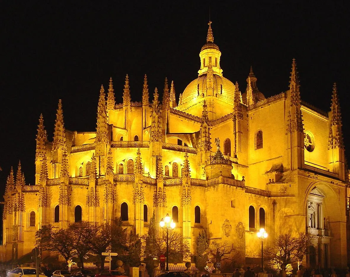 Photo showing: View of the Cathedral of Segovia (Spain) from la Plaza Mayor. Architects: Juan Gil de Hontañón (from 1525 until 1526), his son Rodrigo Gil de Hontañón (until 1577) and Juan de Mugaguren.