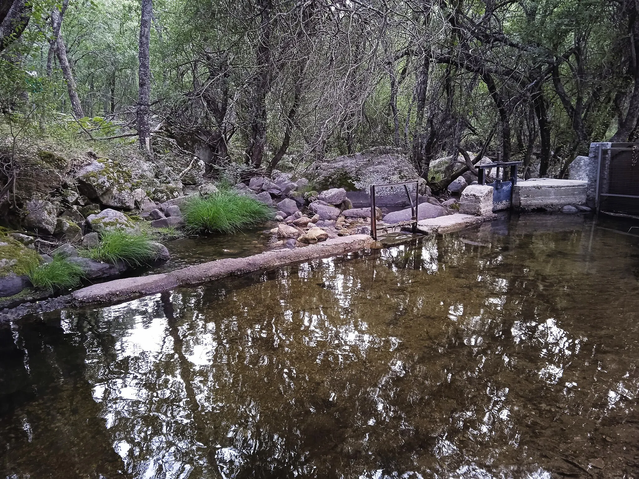 Photo showing: Portillos en el río Cambrones de la Noble Junta de Cabezuelas, junto a la CASETA de la organización