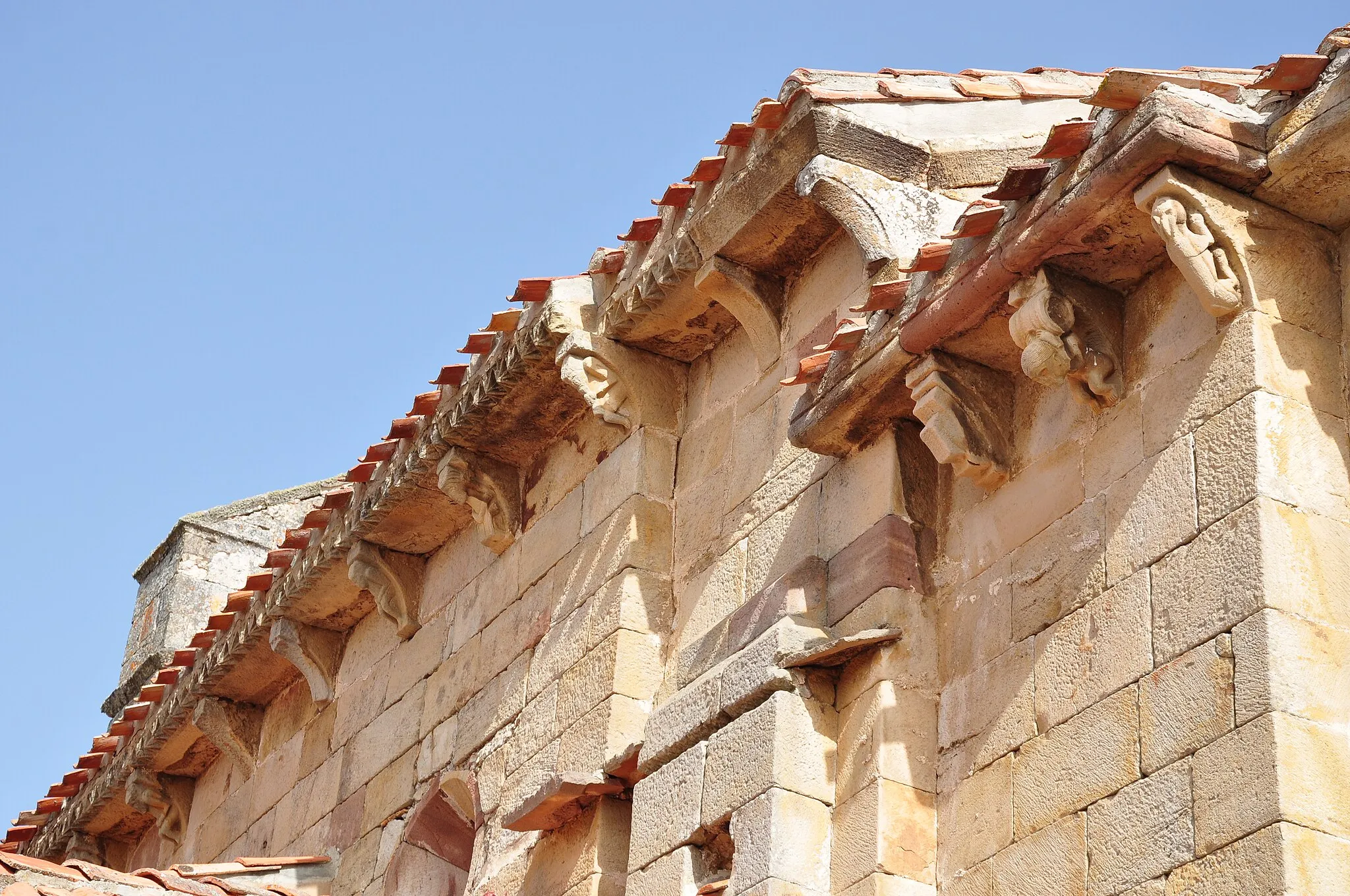 Photo showing: Corbels in the Church of San Cornelio and San Cipriano, Revilla de Santullán, Palencia, Spain