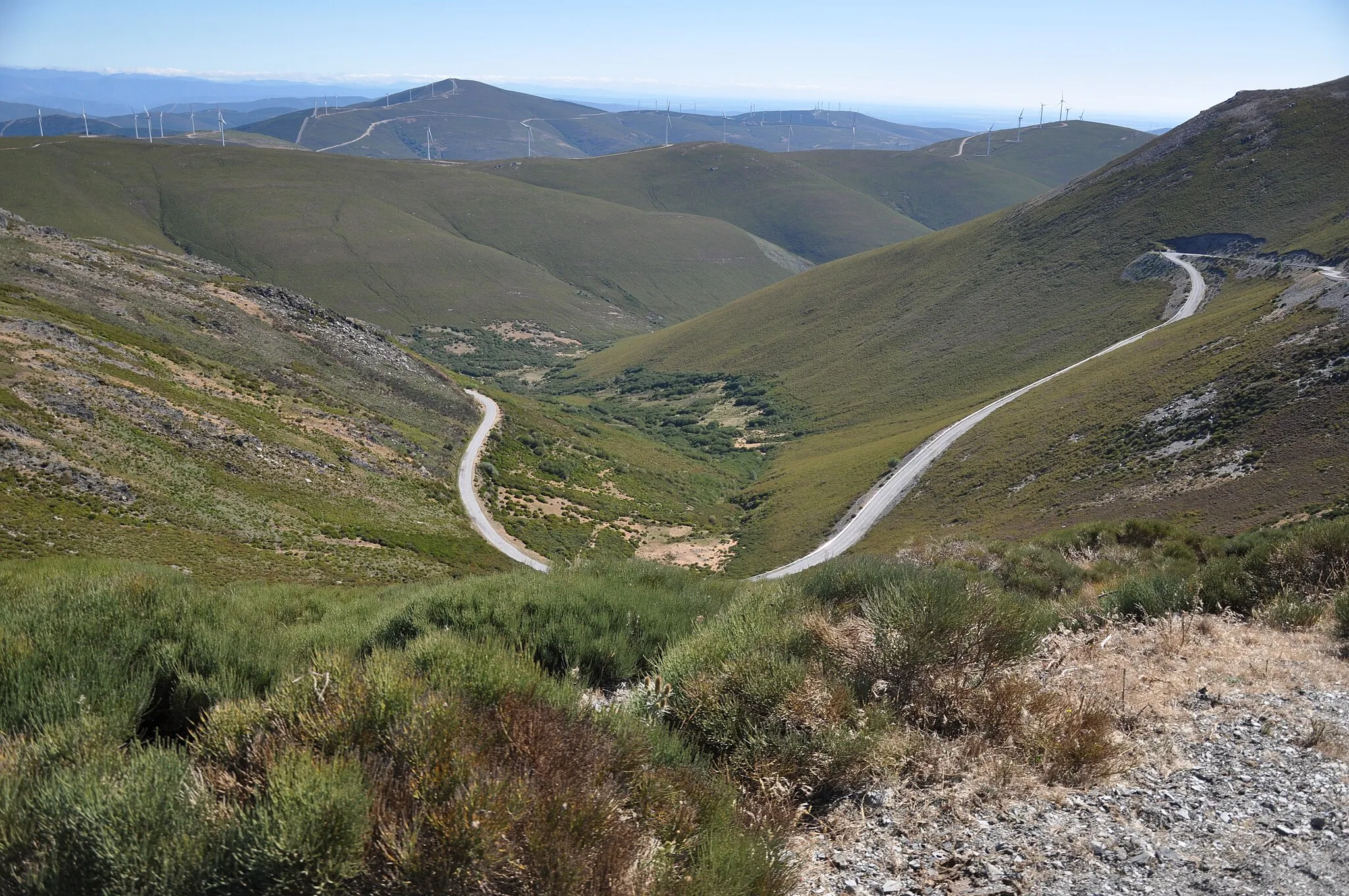 Photo showing: View from the mountain pass of Portillinos  to the north in the Teleno, León, Spain