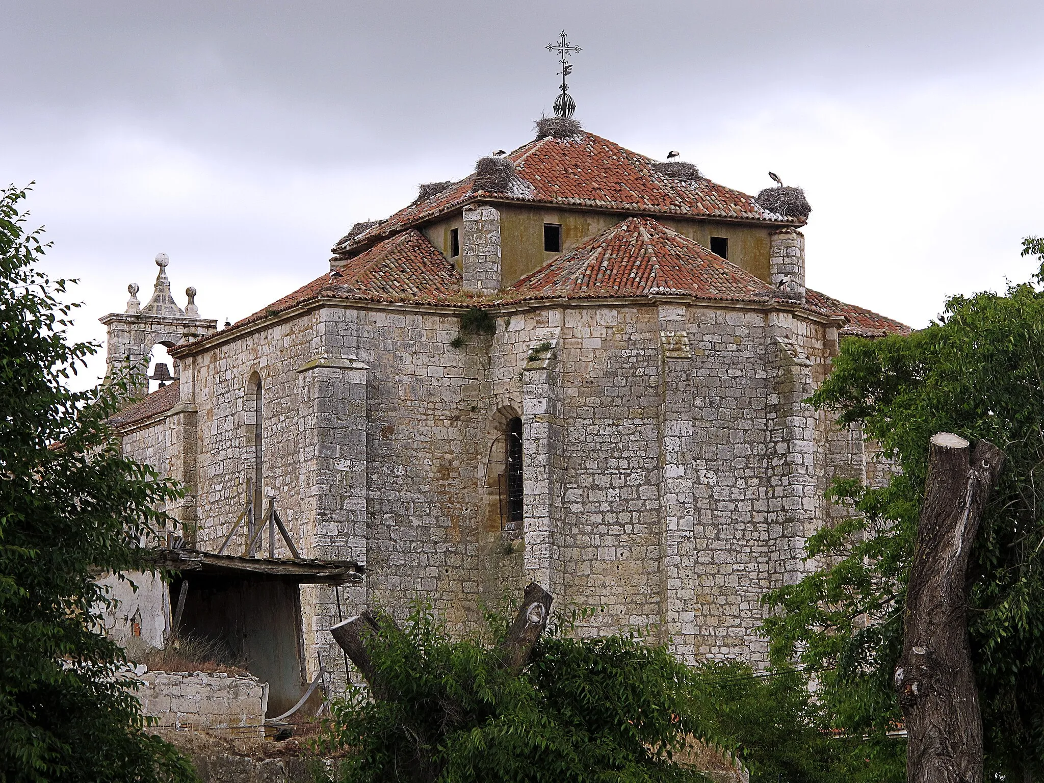 Photo showing: La orden agustina se estableció en Dueñas en el siglo XIII, ubicando su convento a extramuros de la villa, en el camino a Valladolid, en el término que hoy se conoce como "El Cercado".
De estilo Viñolesco,  el estilo que precedio y anuncio el arte barroco.
Se identifica como el estilo de la contra-reforma, manifiesta sobriedad y austeridad, pero conserva tanto la grandeza como la monumentalidad.
Su aspecto actual es el resultado de las reformas que se acometieron a finales del siglo XVI y principios del XVII.
Fue exclaustrado en el siglo XIX debido a  la desamortización española  un largo proceso histórico, económico y social iniciado a finales del siglo XVIII con la denominada «Desamortización de Godoy» (1798) —aunque hubo un antecedente en el reinado de Carlos III de España— y cerrado bien entrado el siglo XX (16 de diciembre de 1924).
Consistió en poner en el mercado, previa expropiación forzosa y mediante una subasta pública, las tierras y bienes que hasta entonces no se podían enajenar (vender, hipotecar o ceder) y que se encontraban en poder de las llamadas «manos muertas», es decir, la Iglesia Católica y las órdenes religiosas —que los habían acumulado como habituales beneficiarias de donaciones, testamentos y abintestatos— y los llamados baldíos y las tierras comunales de los municipios, que servían de complemento para la precaria economía de los campesinos. Dicho con las palabras,  apropiación por parte del Estado y por decisión unilateral suya de bienes inmuebles pertenecientes a «manos muertas»; venta de los mismos y asignación del importe obtenido con las ventas a la amortización de los títulos de la deuda"
Se encuentra abandonada y en un incipiente proceso de ruina, mientras que algunas de las dependencias conventuales se dedican a funciones culturales (Biblioteca, Archivo y Casa de Cultura).

Se trata de adivinar el lugar de la fotografia...