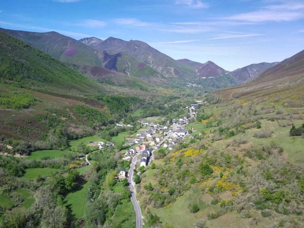 Photo showing: Vista de la capital del conceyu dende la montaña que la arrondia.