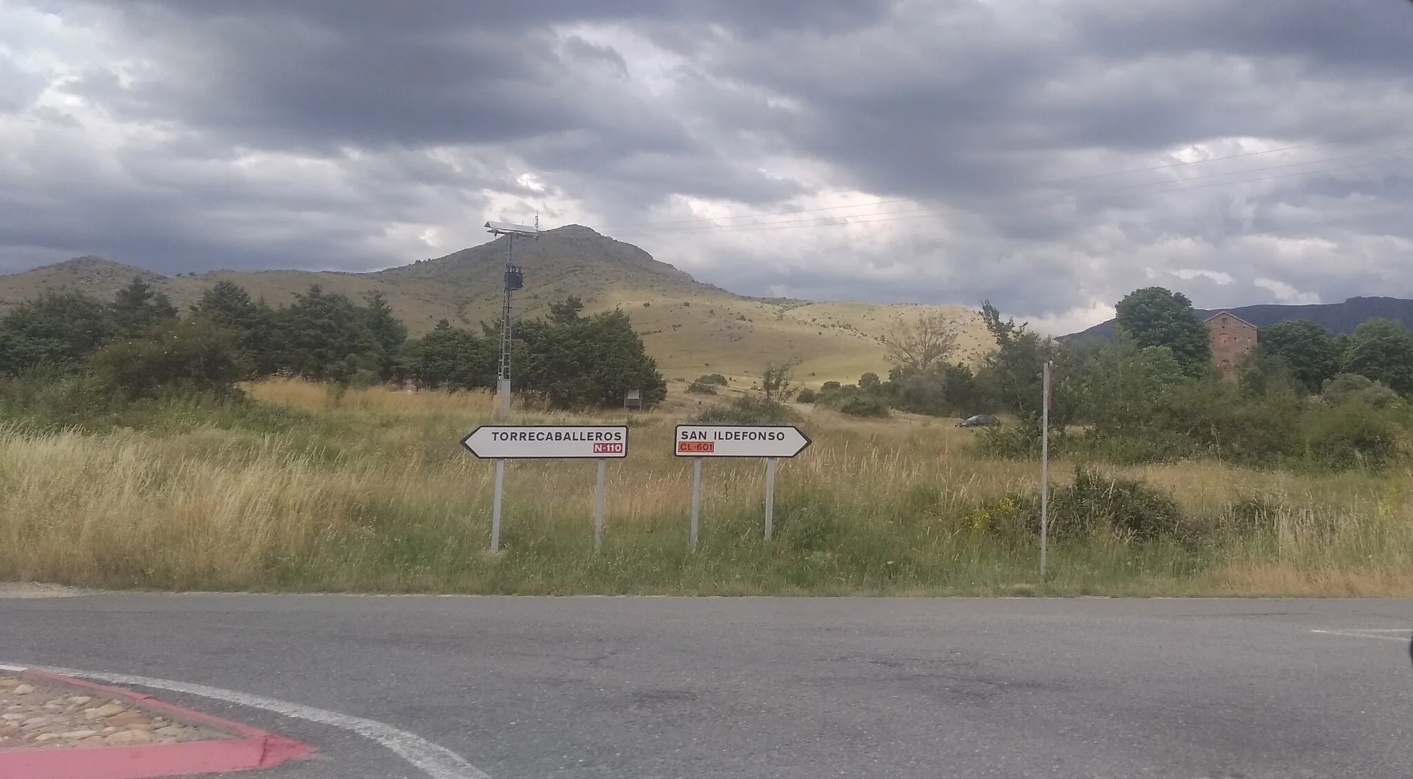 Photo showing: Despoblado y molino de Gamones en Palazuelos de Eresma, de fondo el pico de la Atalaya