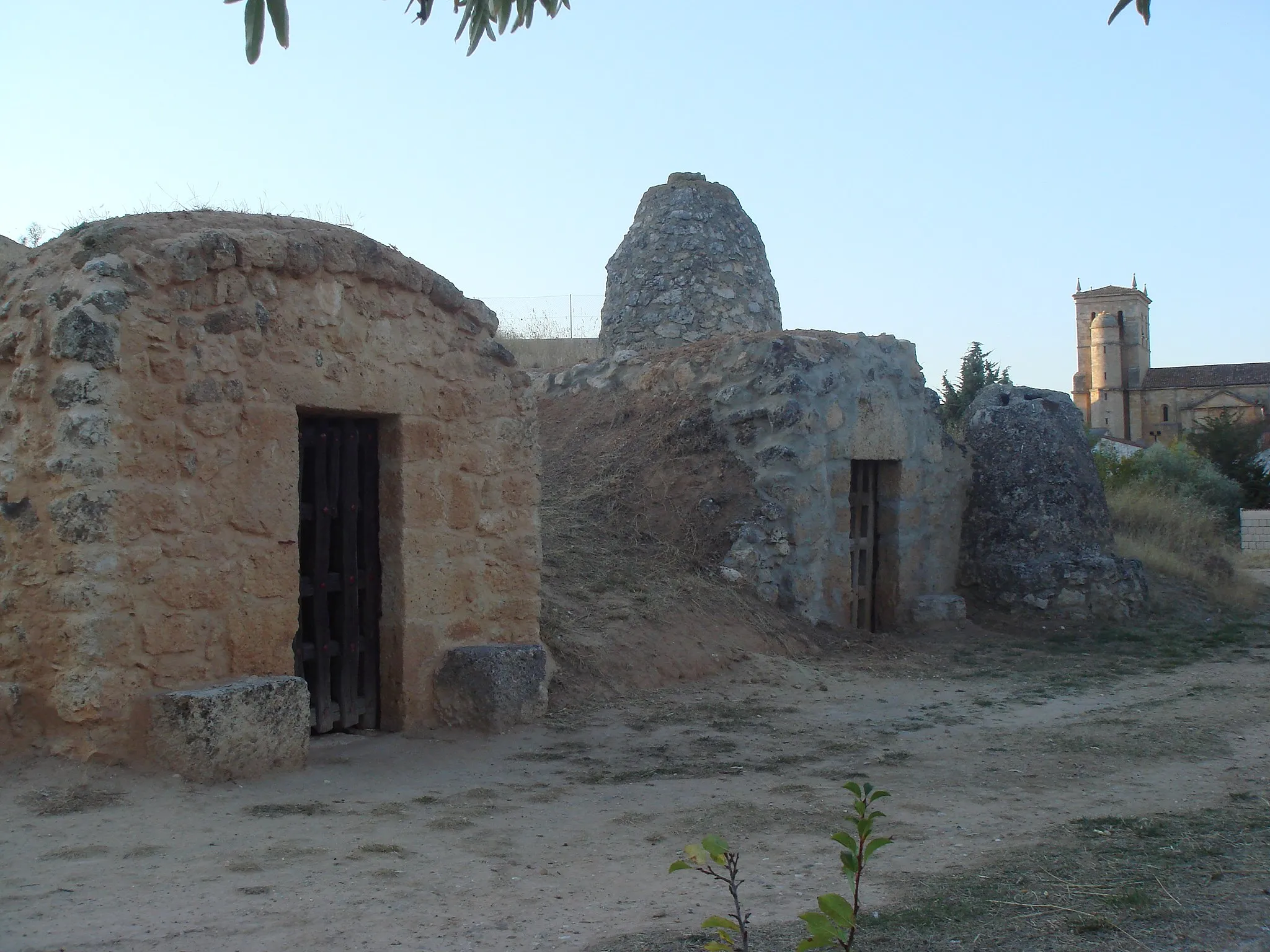 Photo showing: Bodegas típicas de San Martín de Rubiales (Burgos, España)