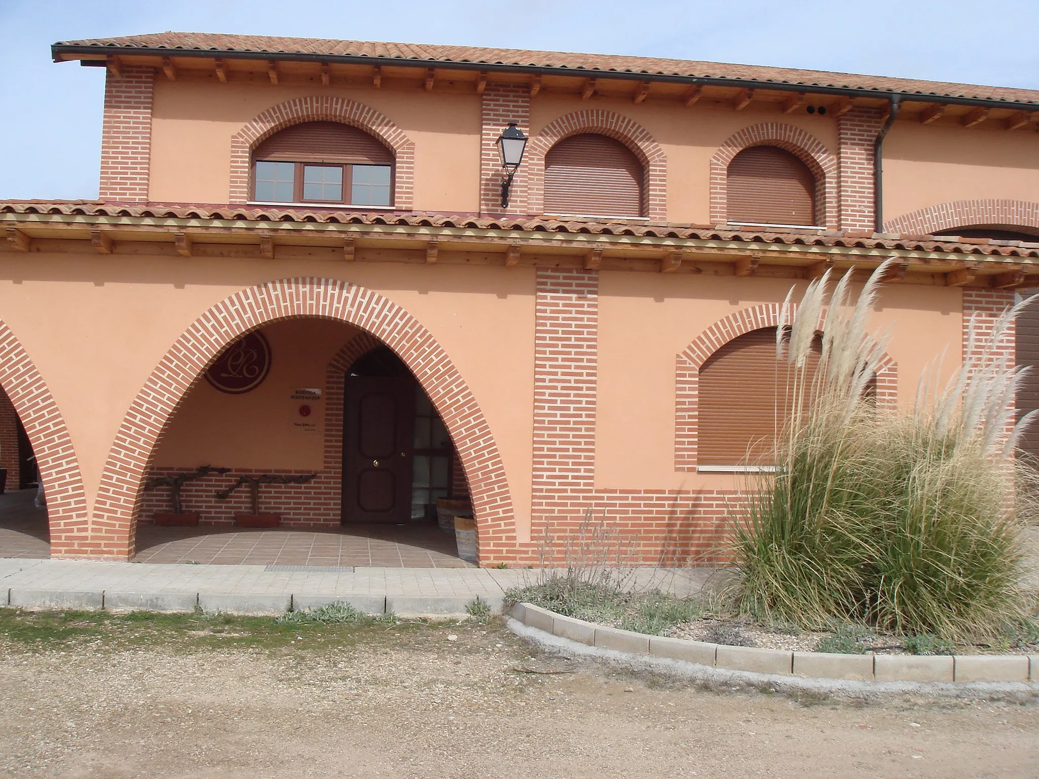 Photo showing: Fachada bodega Vince John dentro del término de San 
artín de Rubiales