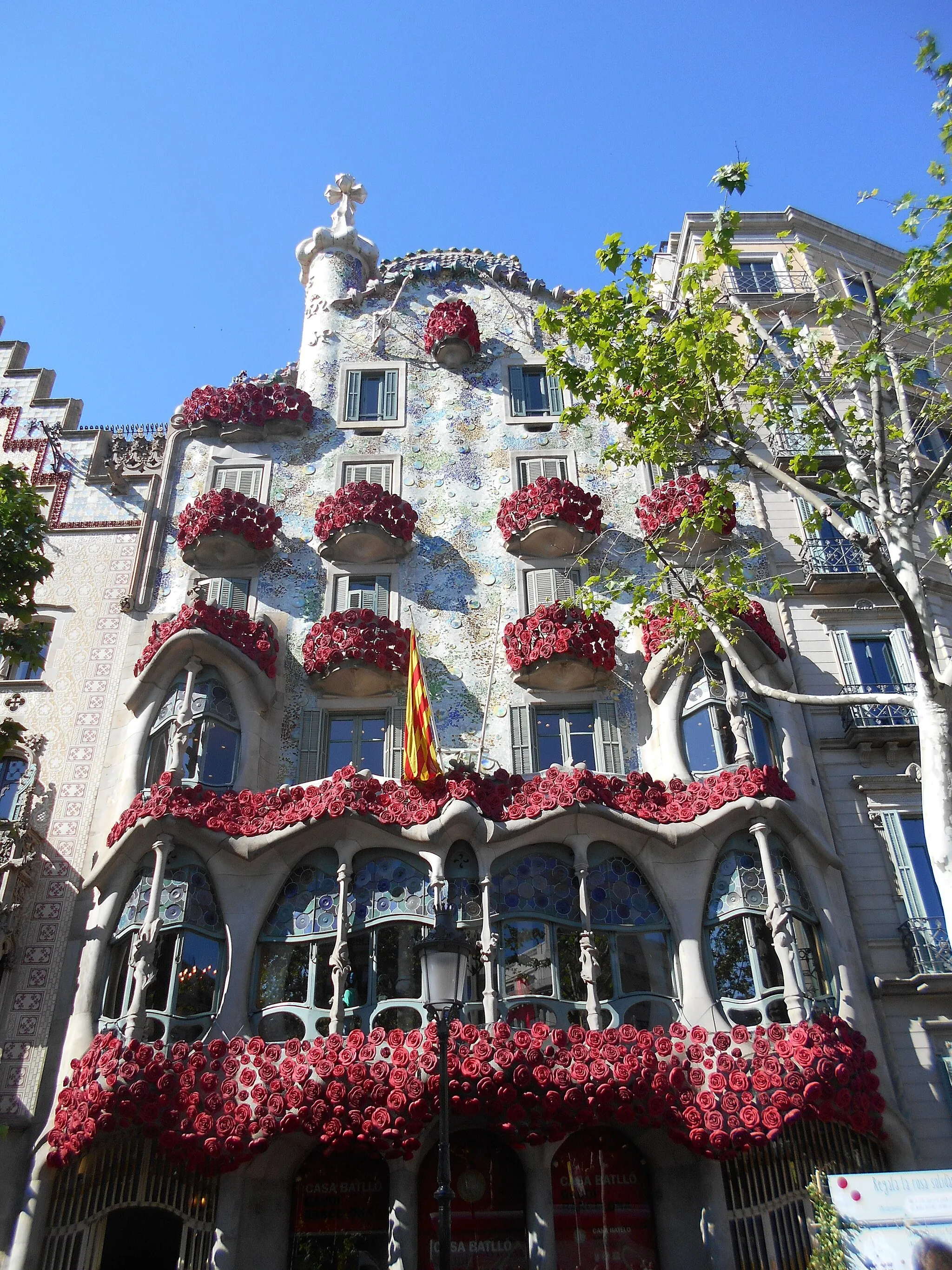 Photo showing: Casa Batlló decorada de rosas, fiesta de Sant Jordi.