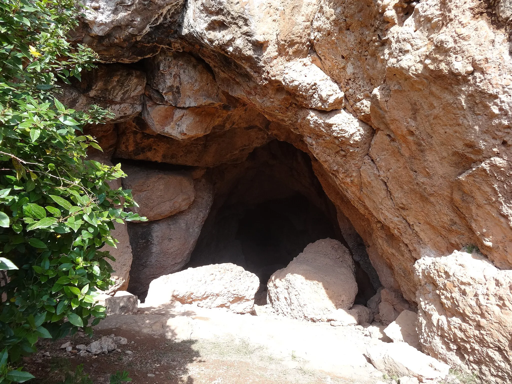 Photo showing: Cova Gran, Muntanyes de Montserrat (maig 2013)