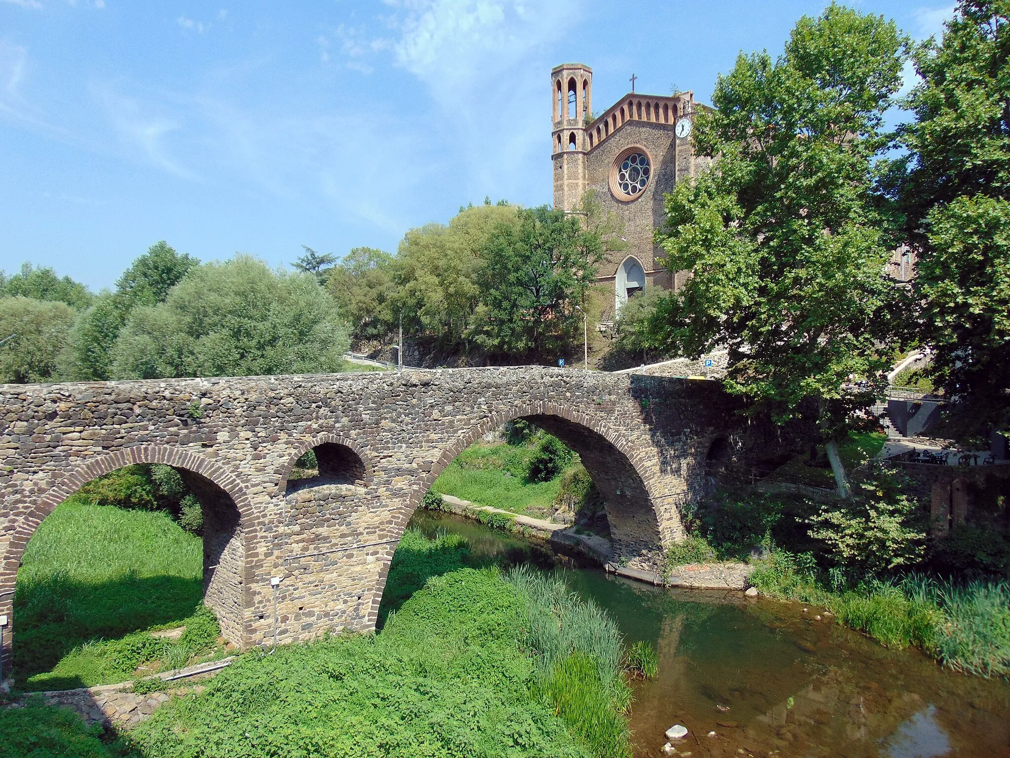 Photo showing: Pont de Sant Joan les Fonts

This is a photo of a building indexed in the Catalan heritage register as Bé Cultural d'Interès Local (BCIL) under the reference IPA-10650.