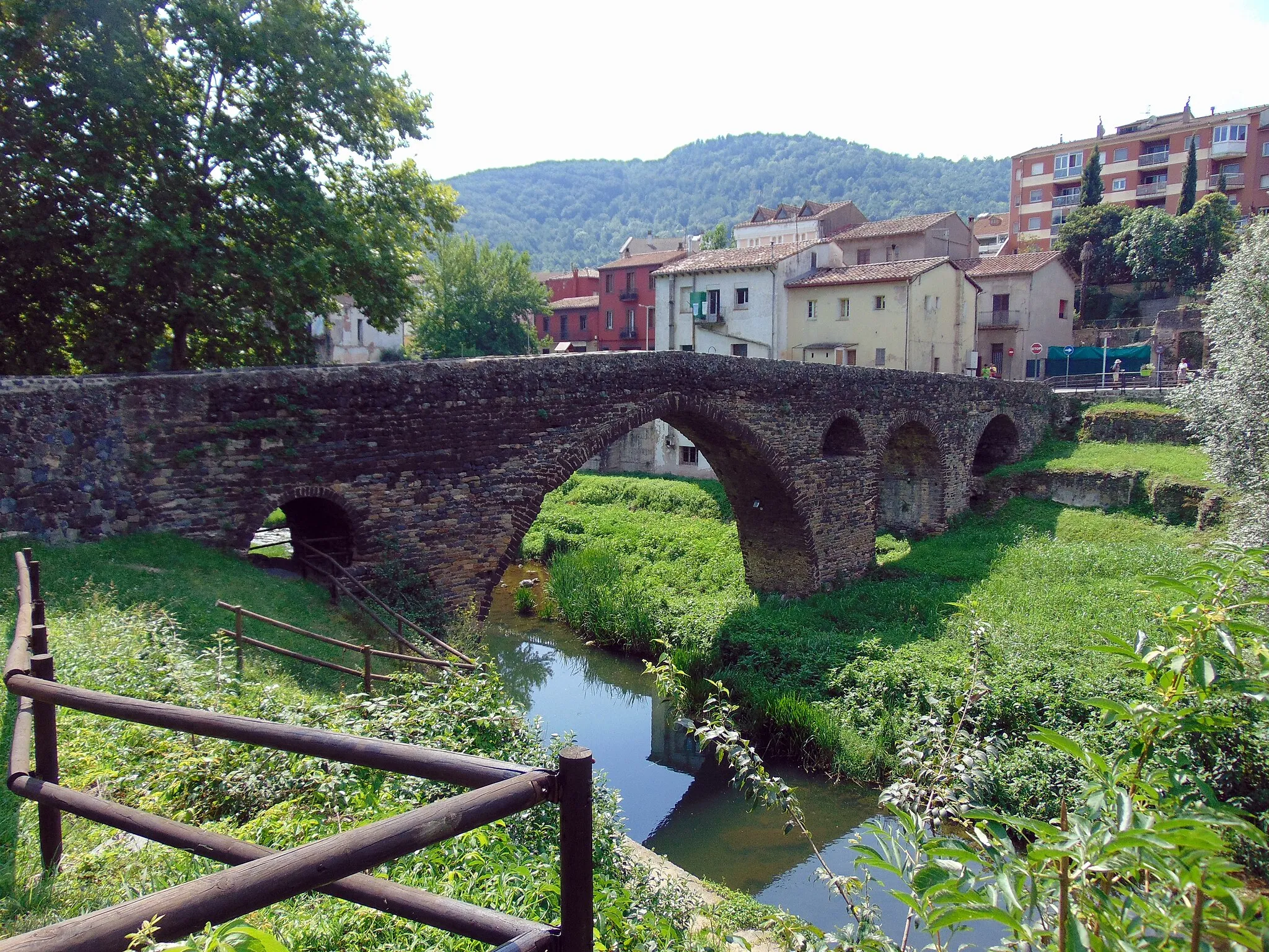 Photo showing: Pont de Sant Joan les Fonts

This is a photo of a building indexed in the Catalan heritage register as Bé Cultural d'Interès Local (BCIL) under the reference IPA-10650.