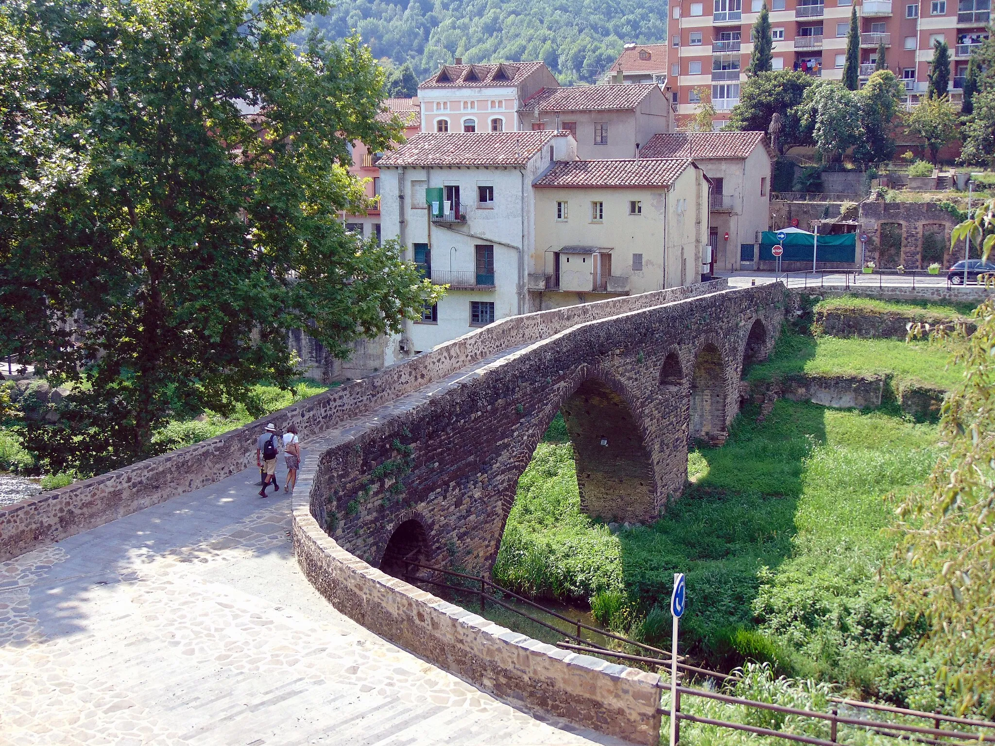 Photo showing: Pont de Sant Joan les Fonts

This is a photo of a building indexed in the Catalan heritage register as Bé Cultural d'Interès Local (BCIL) under the reference IPA-10650.