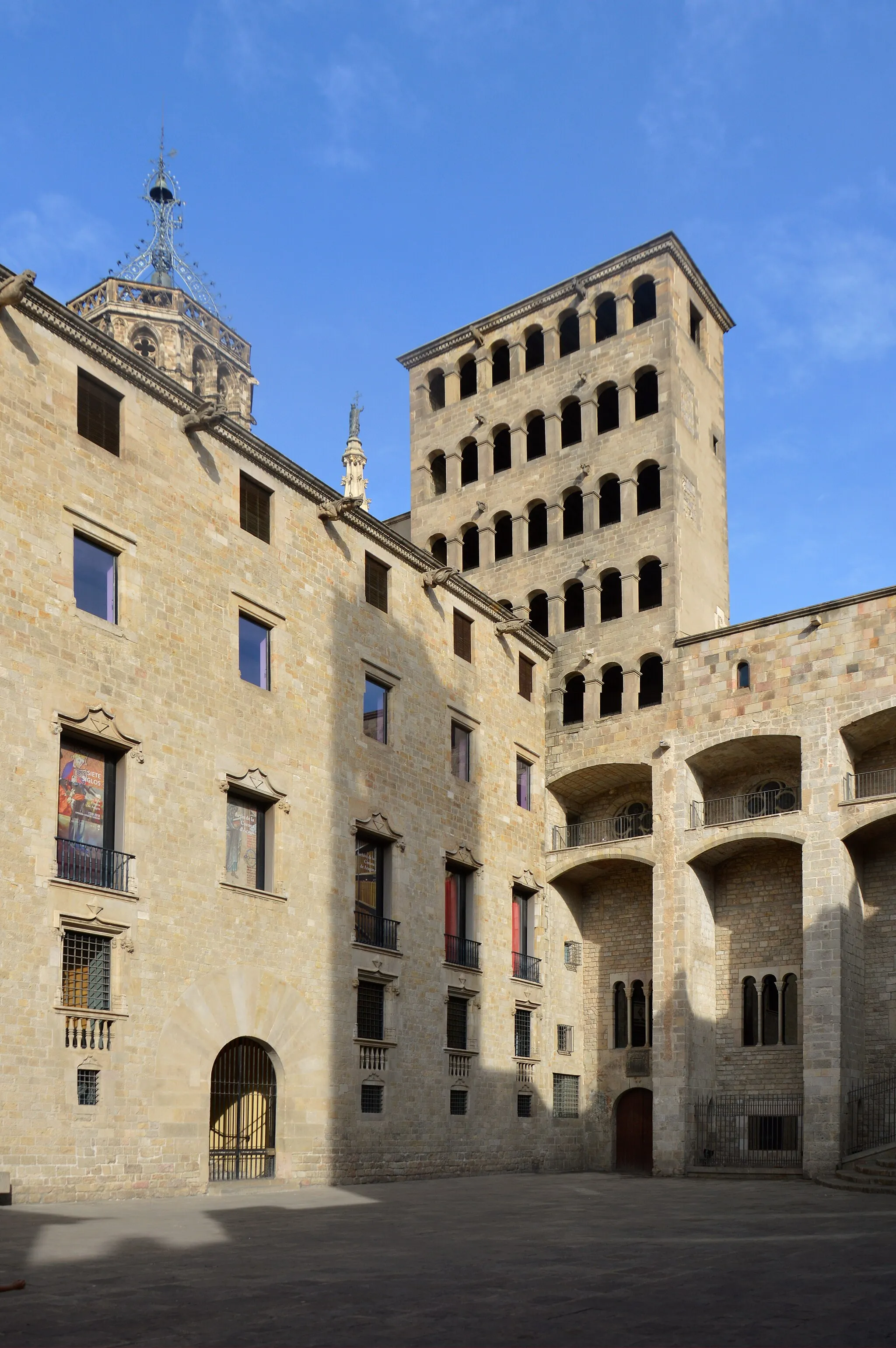 Photo showing: Plaça del Rei on a quiet morning, Barcelona, 2023