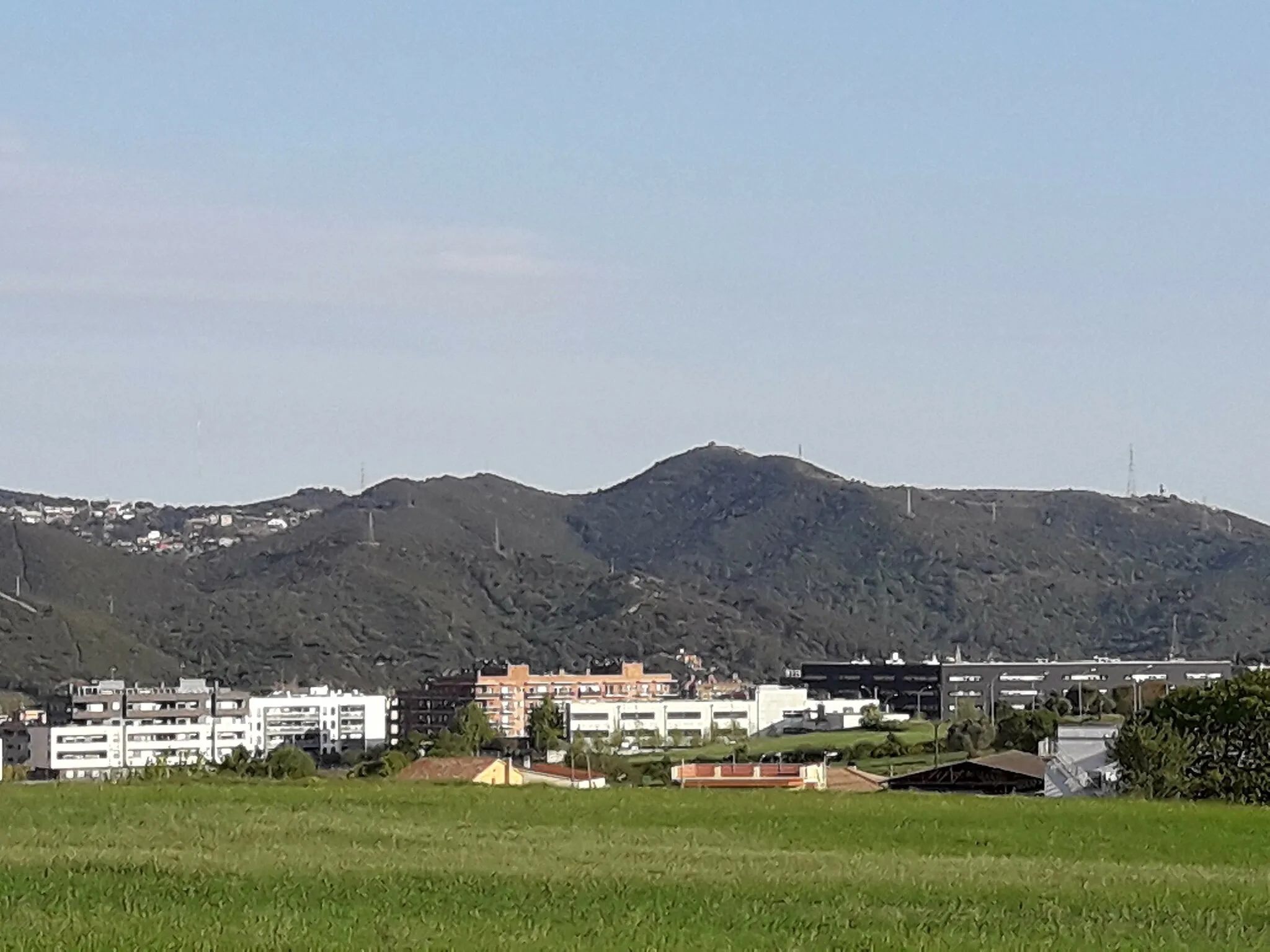 Photo showing: Puig Castellar. Al primer terme, el Mas Rampinyo.