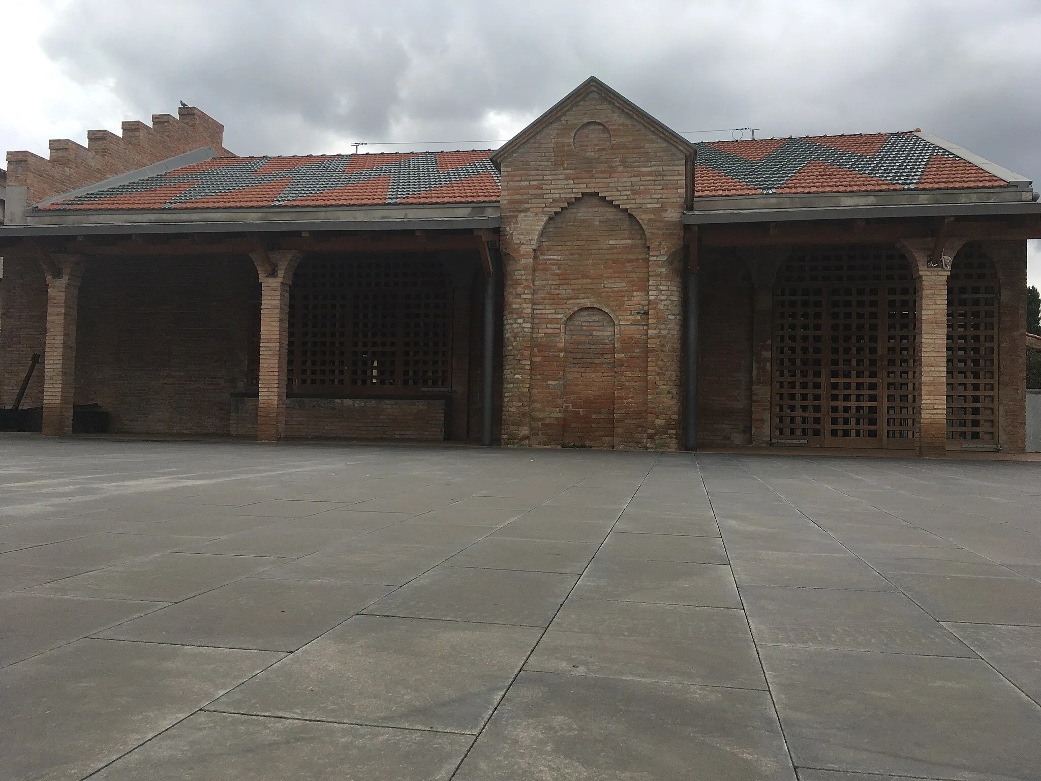 Photo showing: Celler Cooperatiu de Rubí. Entrada dels carros amb el raïm