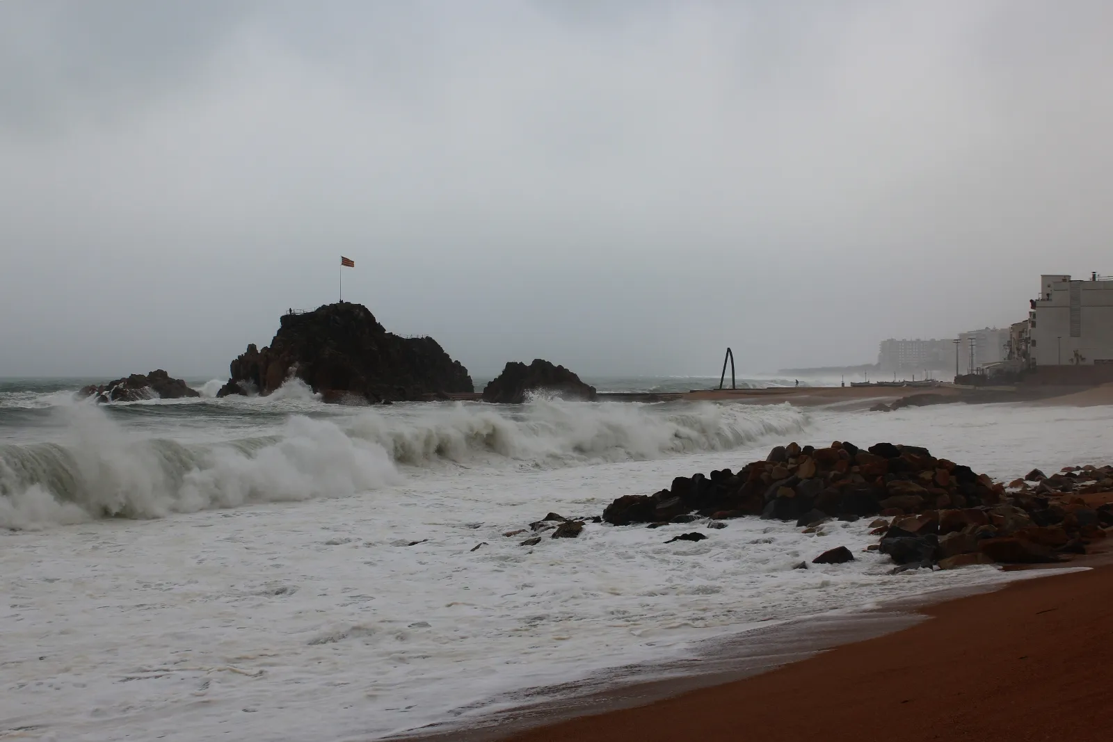 Photo showing: El ponent la mou i el llevant la plou.

A la platja de Blanes