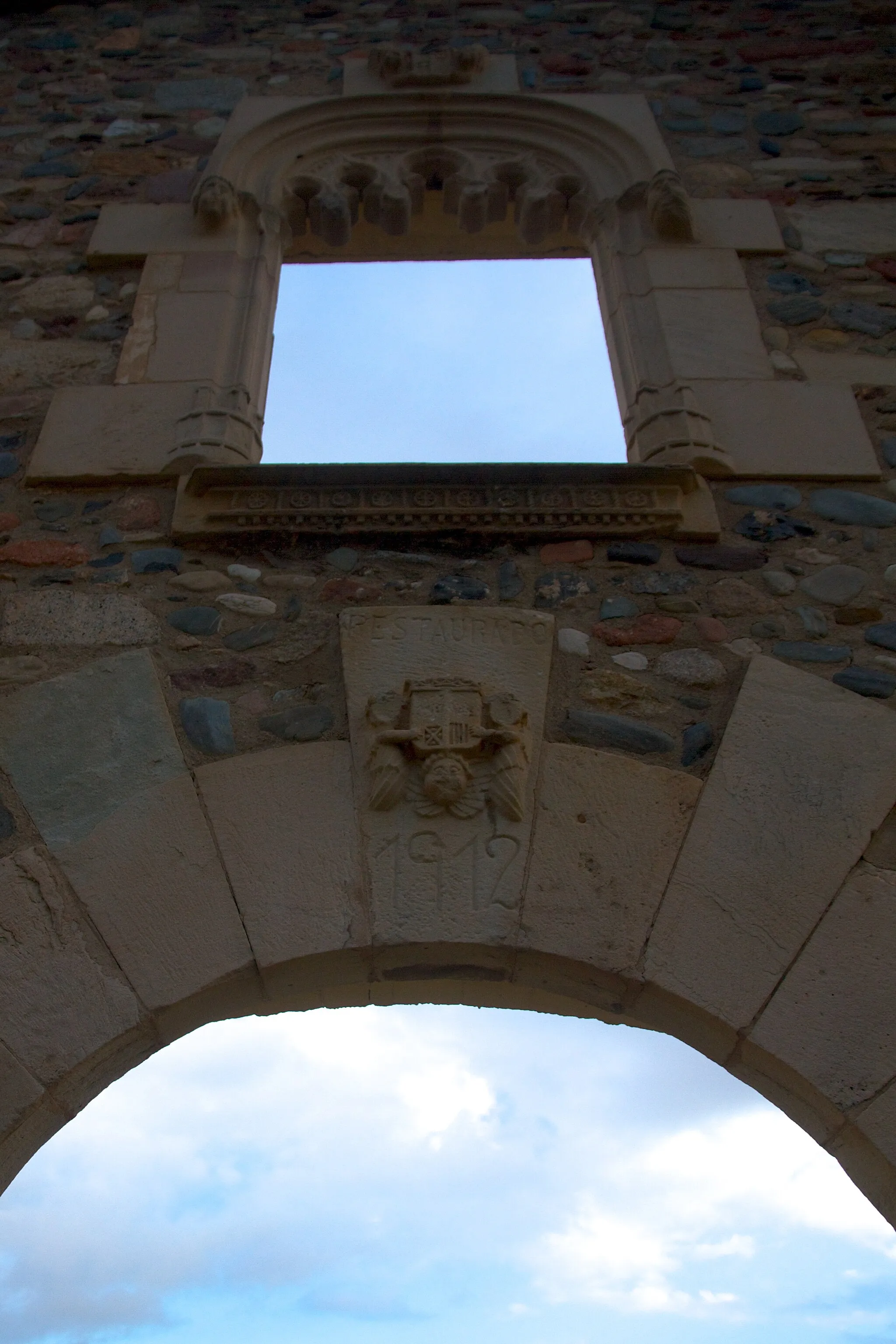 Photo showing: Detalle de una de las ventanas de Can Guitet.