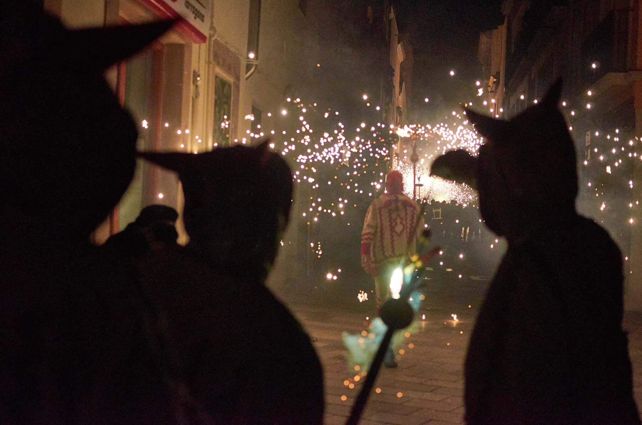 Photo showing: La Festa Major d'hivern de Vila-seca amb el ball de diables de Vila-seca i el correfoc amb Ball de Diables de Vila-seca, el Ball de Diables de Vilafranca, el Ball de Diables de Sabadell, el Ball de Diables els 7 Pecats Capitals de la Pobla de Mafument i el Drac de Sant Roc de Tarragona. Un luxe de correfoc, llàstima que només hagi pogut fotografiar el principi