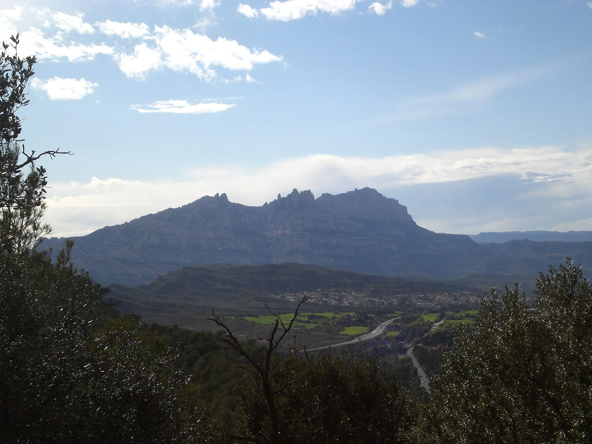 Photo showing: Montserrat des del Turó de Guixeres, Serra de Collcardús (abril 2012)