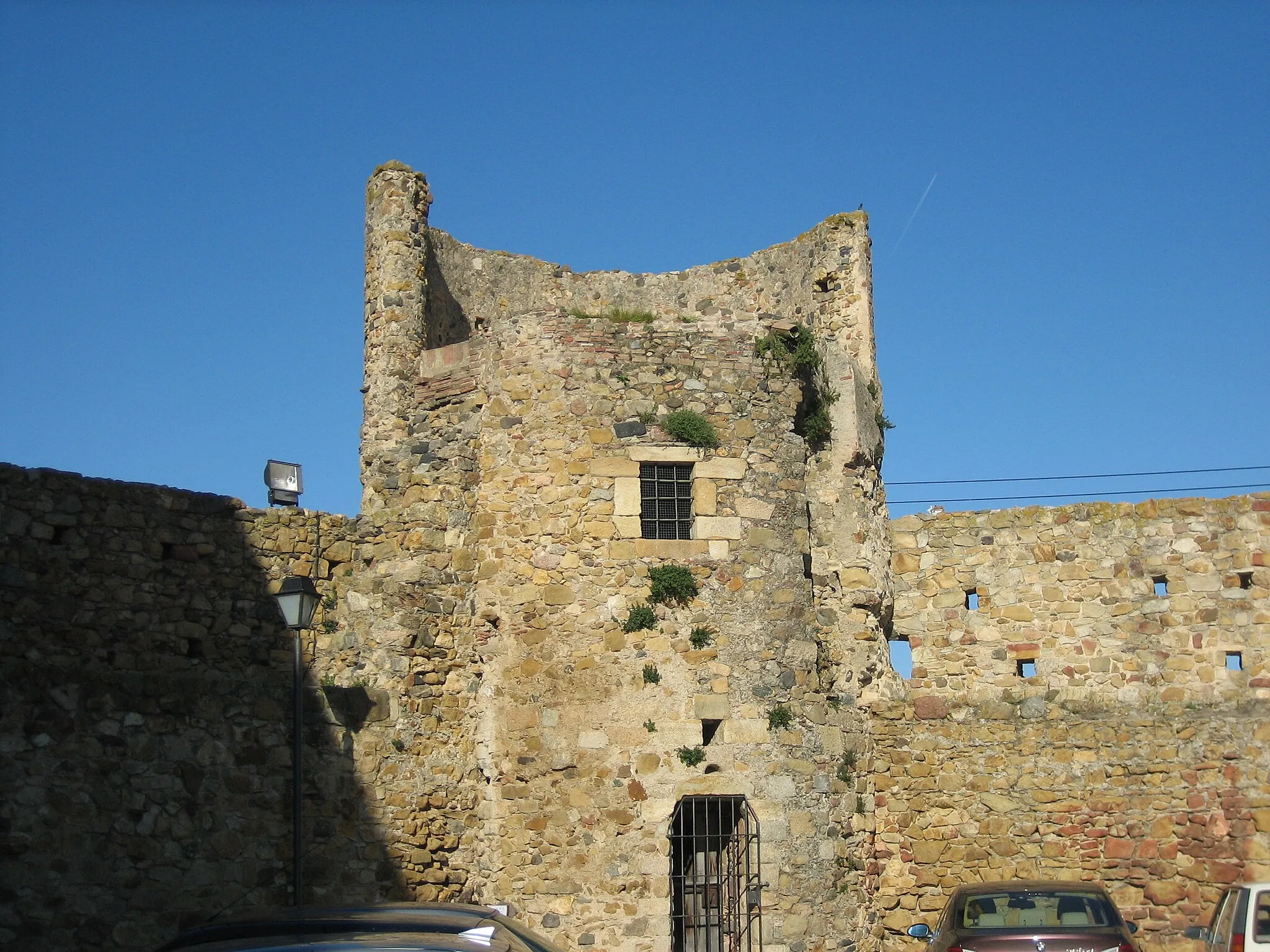 Photo showing: Tros de la muralla de Llagostera