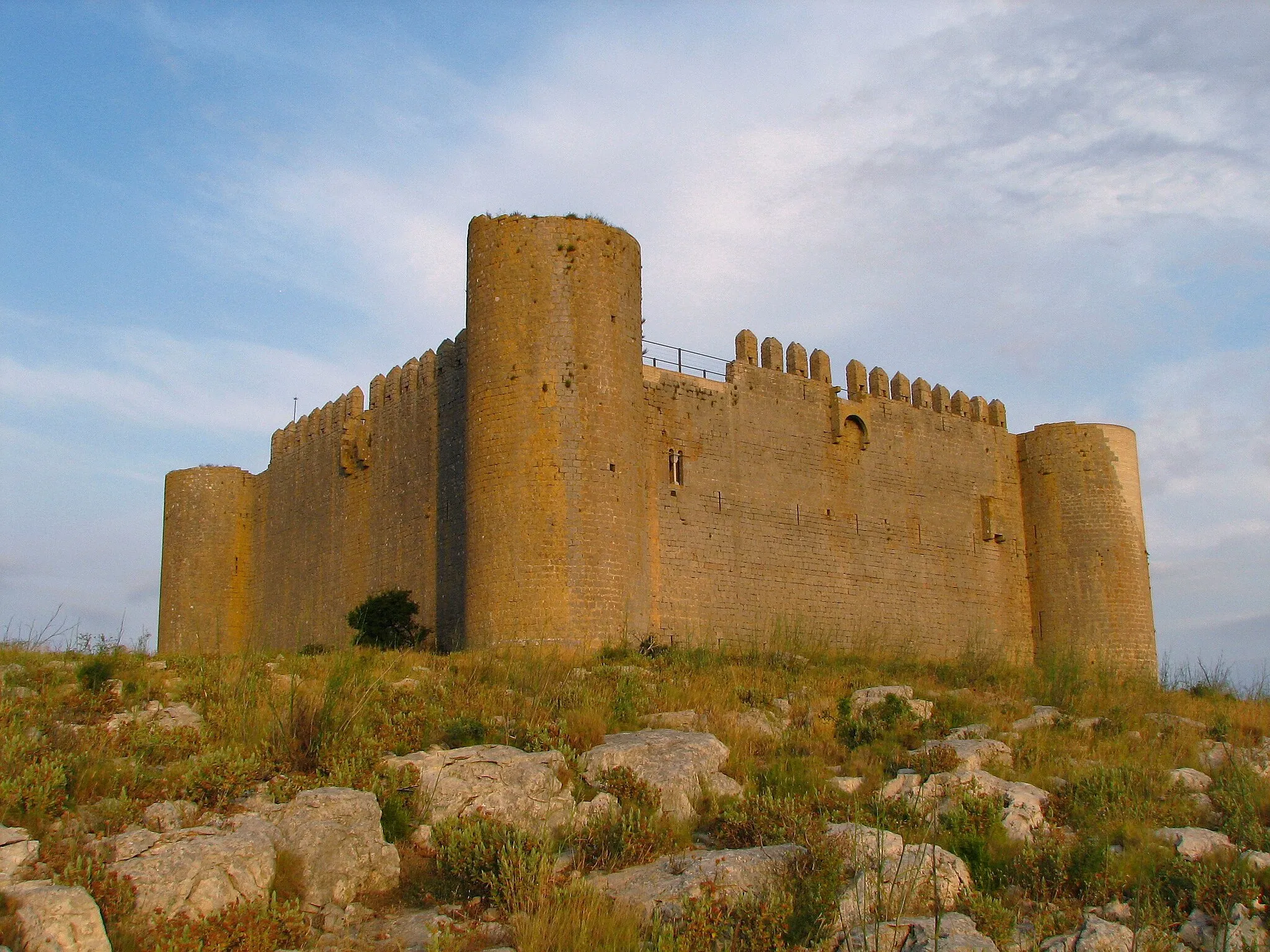 Photo showing: Side view of Montgri castle.