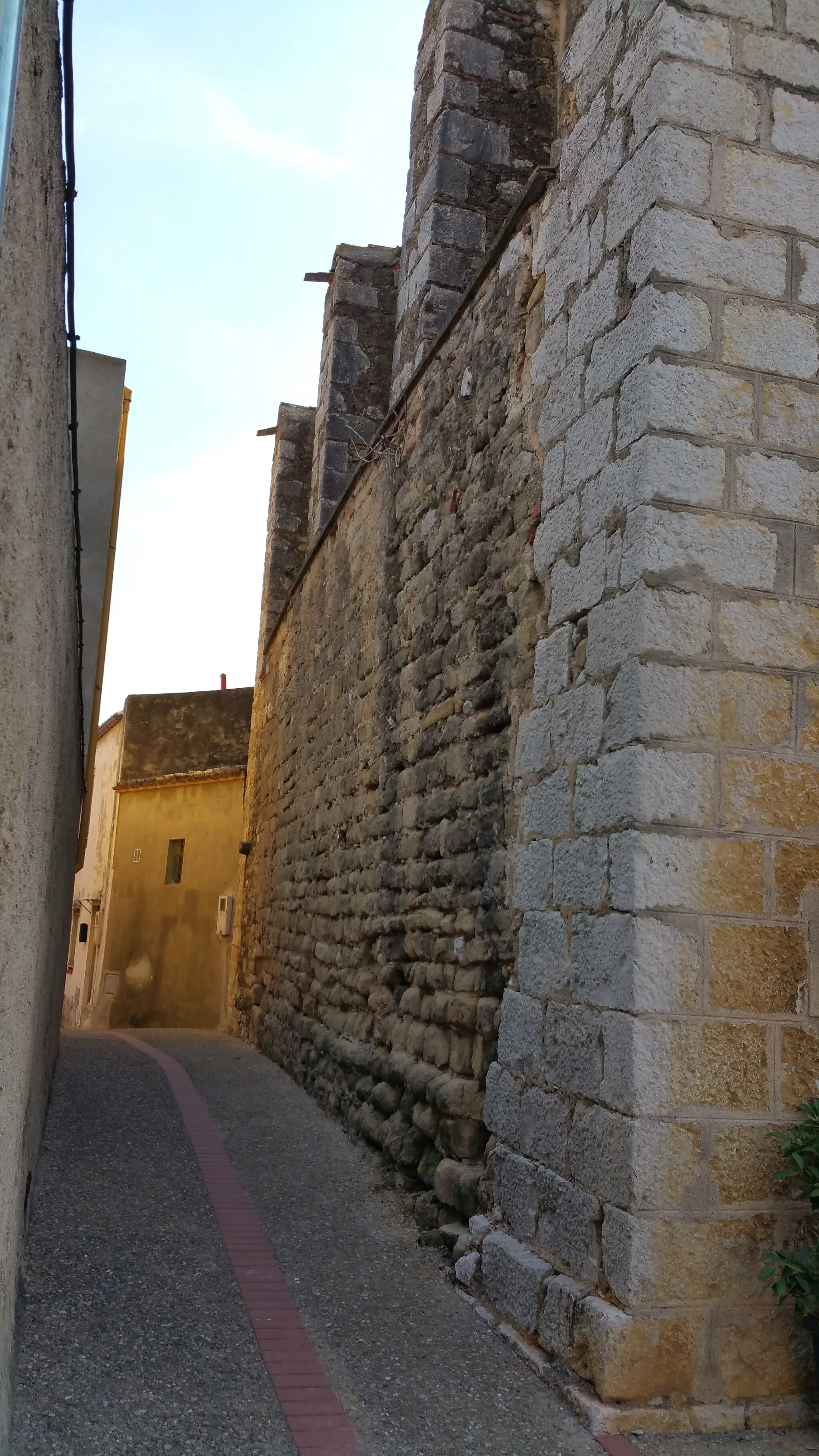 Photo showing: Restes de l'antic portal de muralla (Santa Llogaia d'Àlguema)