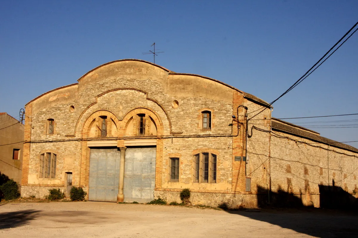 Photo showing: Sindicat agrícola de Sant Guim de Freixenet (la Segarra- Catalunya), obra de Cèsar Martinell.

This is a photo of a monument indexed in the Catalan heritage register of Béns Culturals d'Interès Nacional and the Spanish heritage register of Bienes de Interés Cultural under the reference RI-51-0010509.