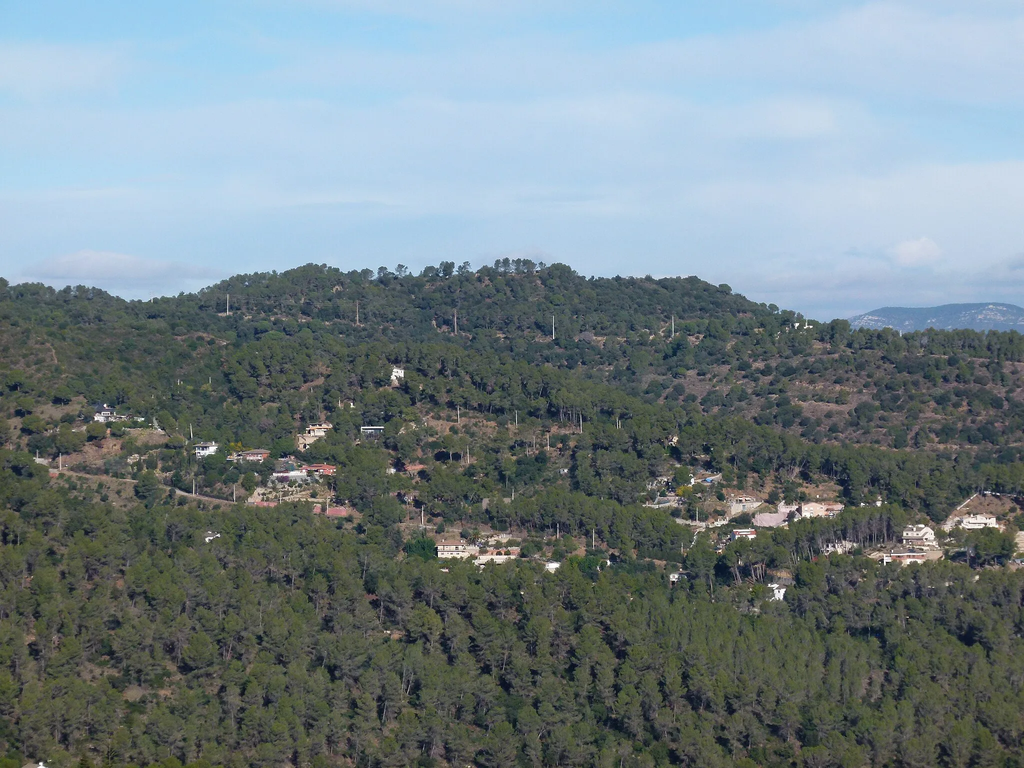 Photo showing: La urbanització Can Moriscot amb el turó de Can Xandri al fons