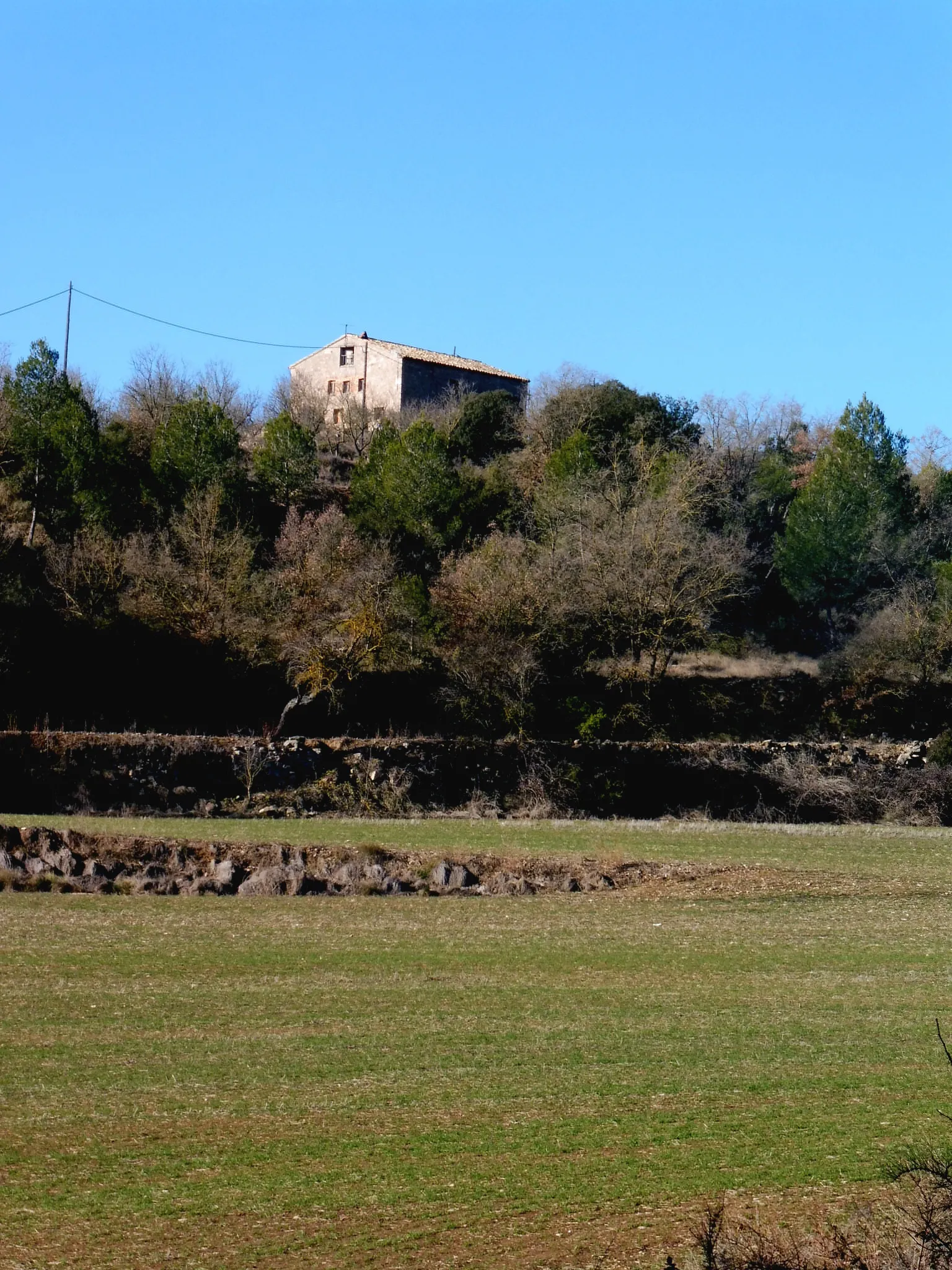 Photo showing: Torrenova (Veciana): la masia des de la carretera de Copons

This is a photo of a building indexed in the Catalan heritage register as Bé Cultural d'Interès Local (BCIL) under the reference IPA-6107.